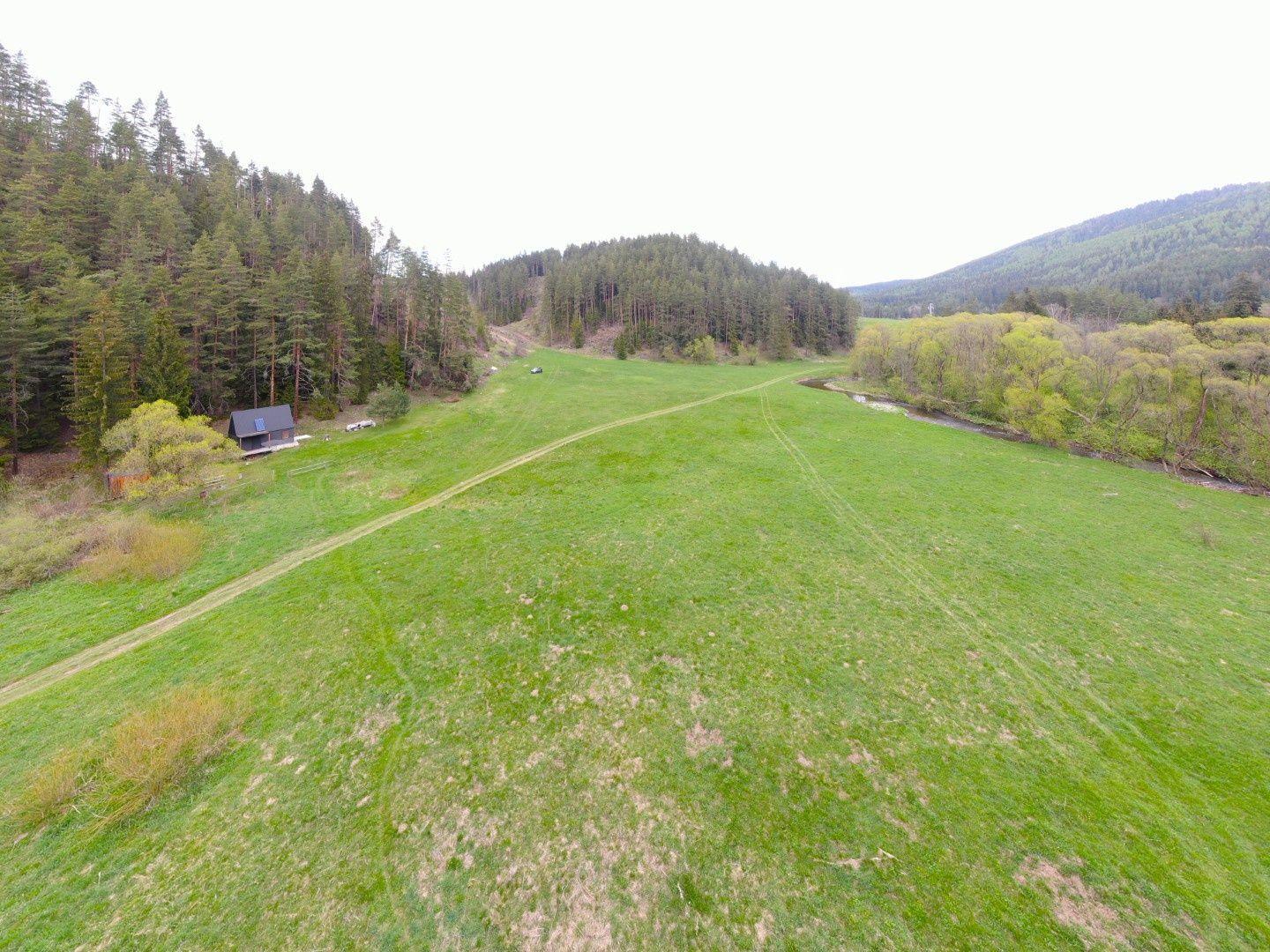 Rekreačný pozemok v lese, Hybe