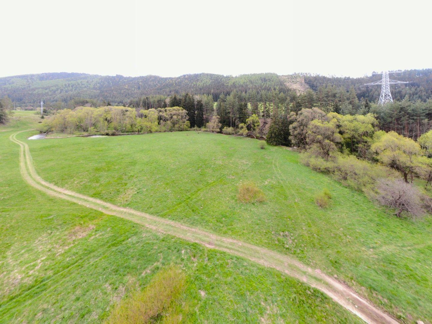 Rekreačný pozemok v lese, Hybe