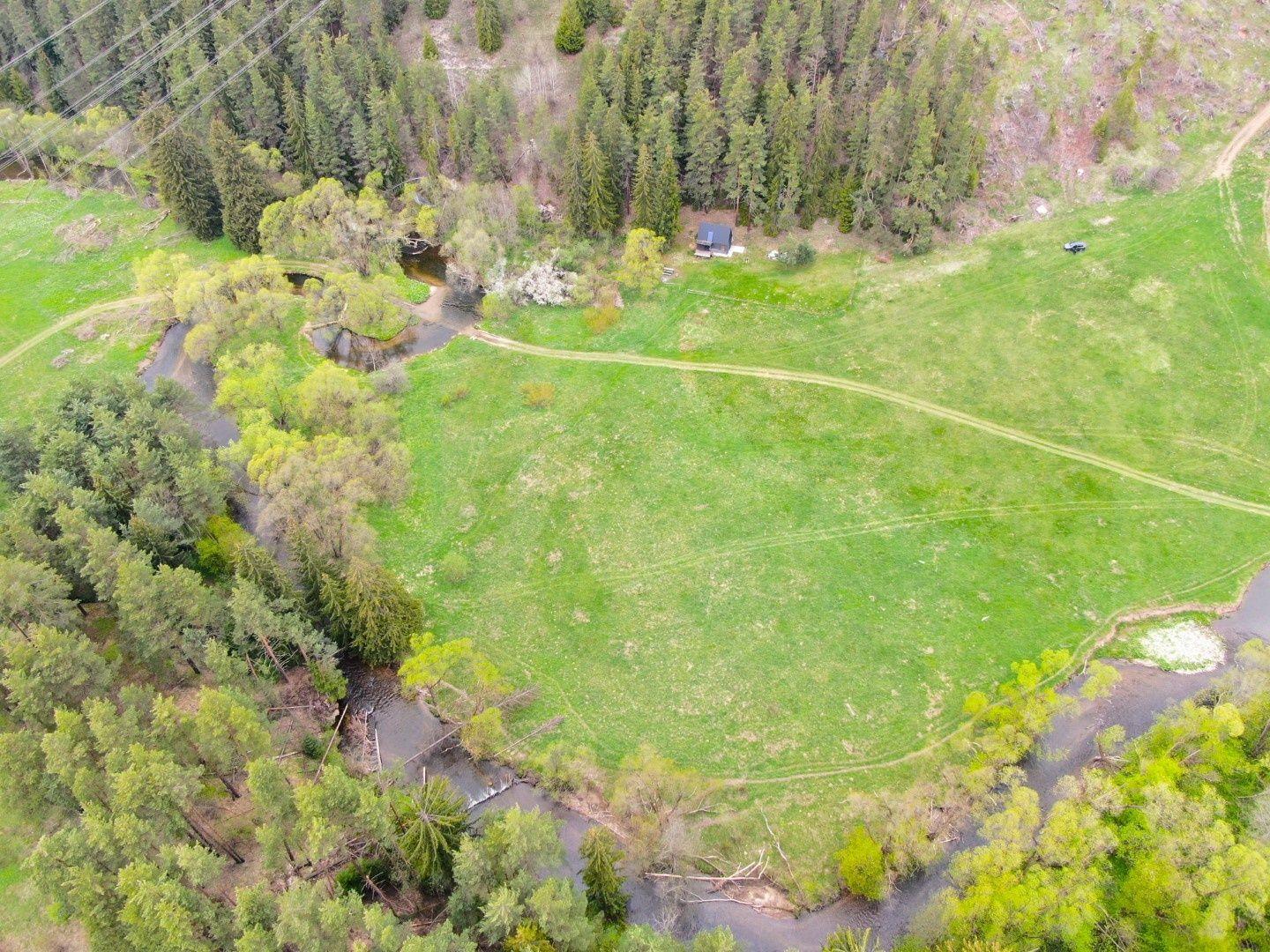 Rekreačný pozemok v lese, Hybe