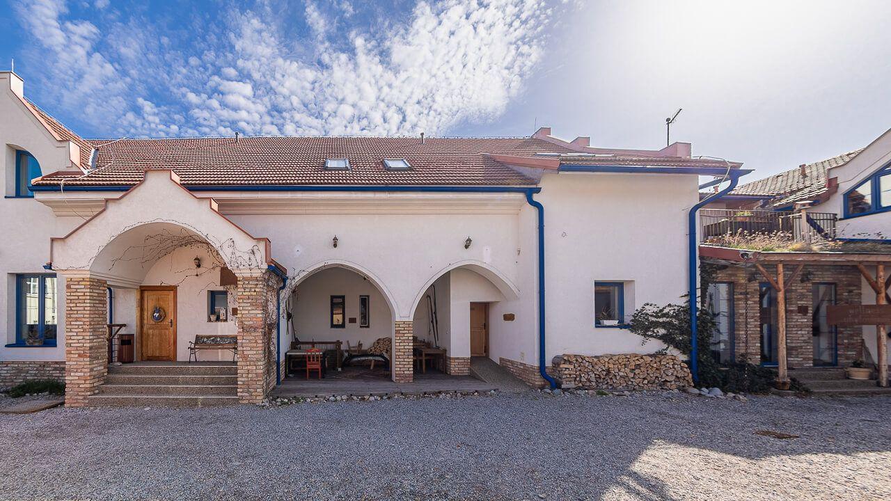 Zabehnutý penzión s reštauráciou, wellnessom a bytom pre majiteľa!