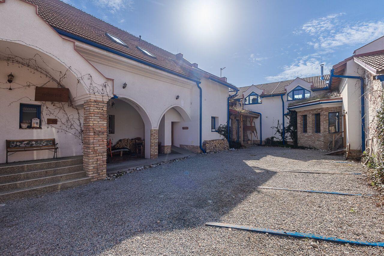 Zabehnutý penzión s reštauráciou, wellnessom a bytom pre majiteľa!