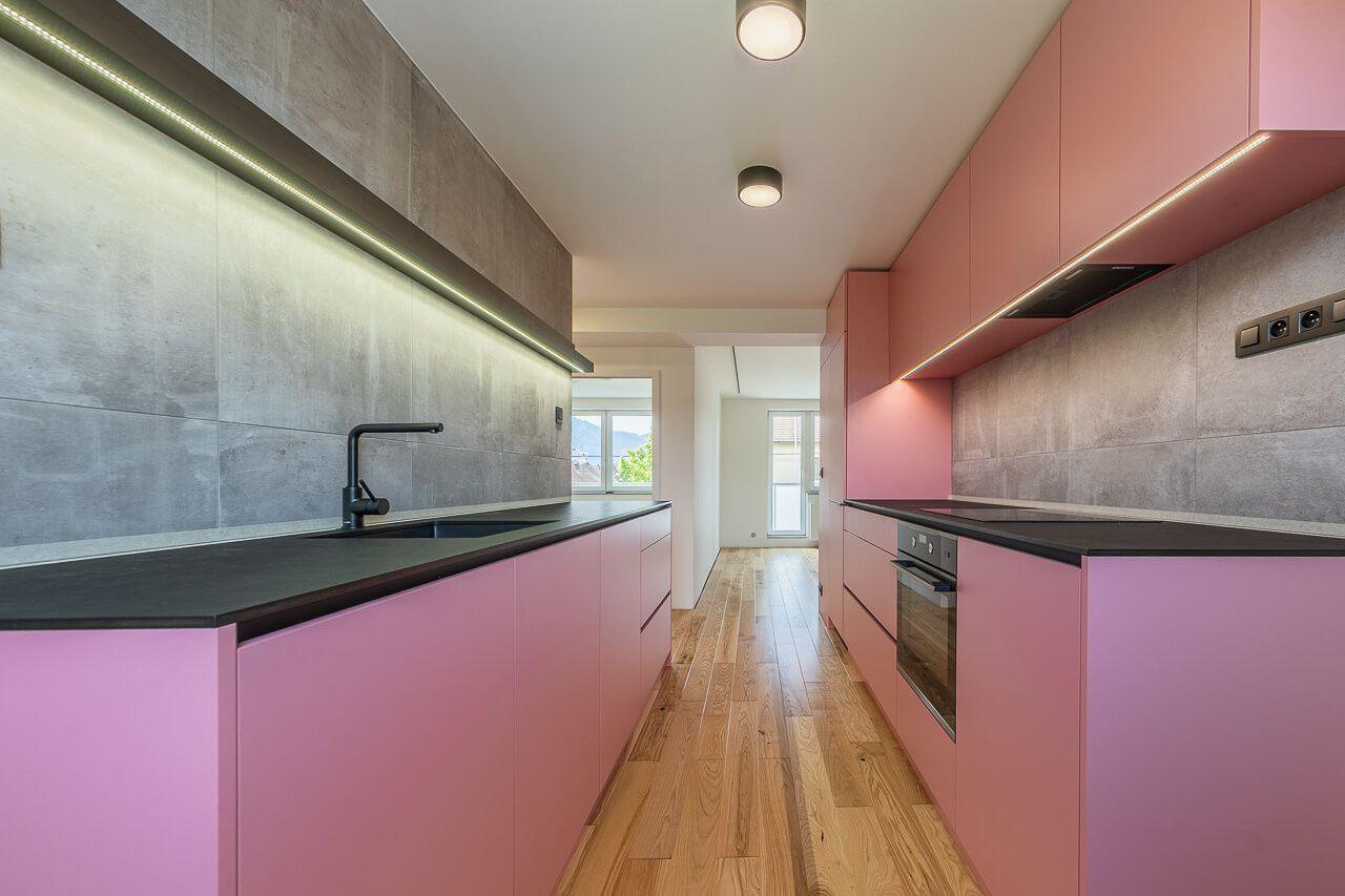 REZERVOVANÉ. Dizajnový 3-izbový byt v centre s garážou a záhradou