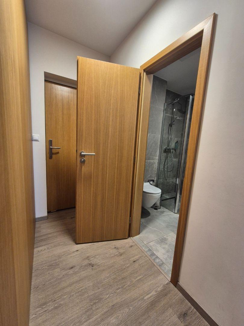 Štýlový 1-izbový apartmán v rezorte Maladinovo – bývajte ako na dovolenke po celý rok!