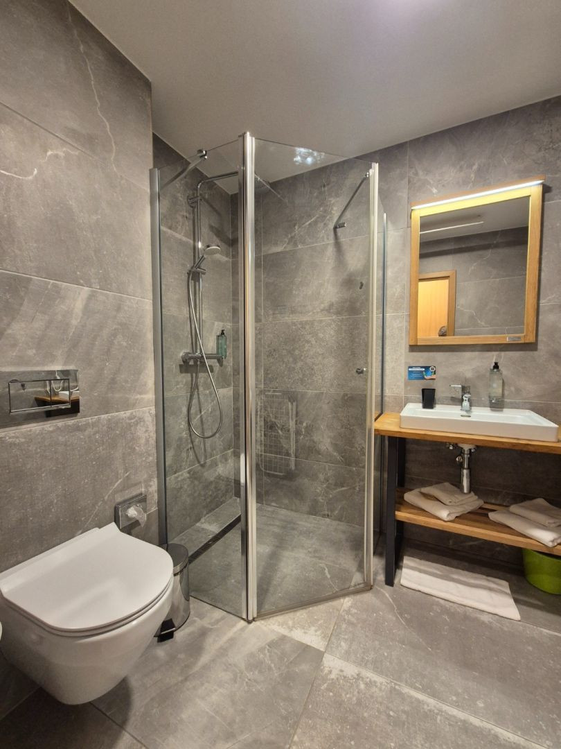 Štýlový 1-izbový apartmán v rezorte Maladinovo – bývajte ako na dovolenke po celý rok!