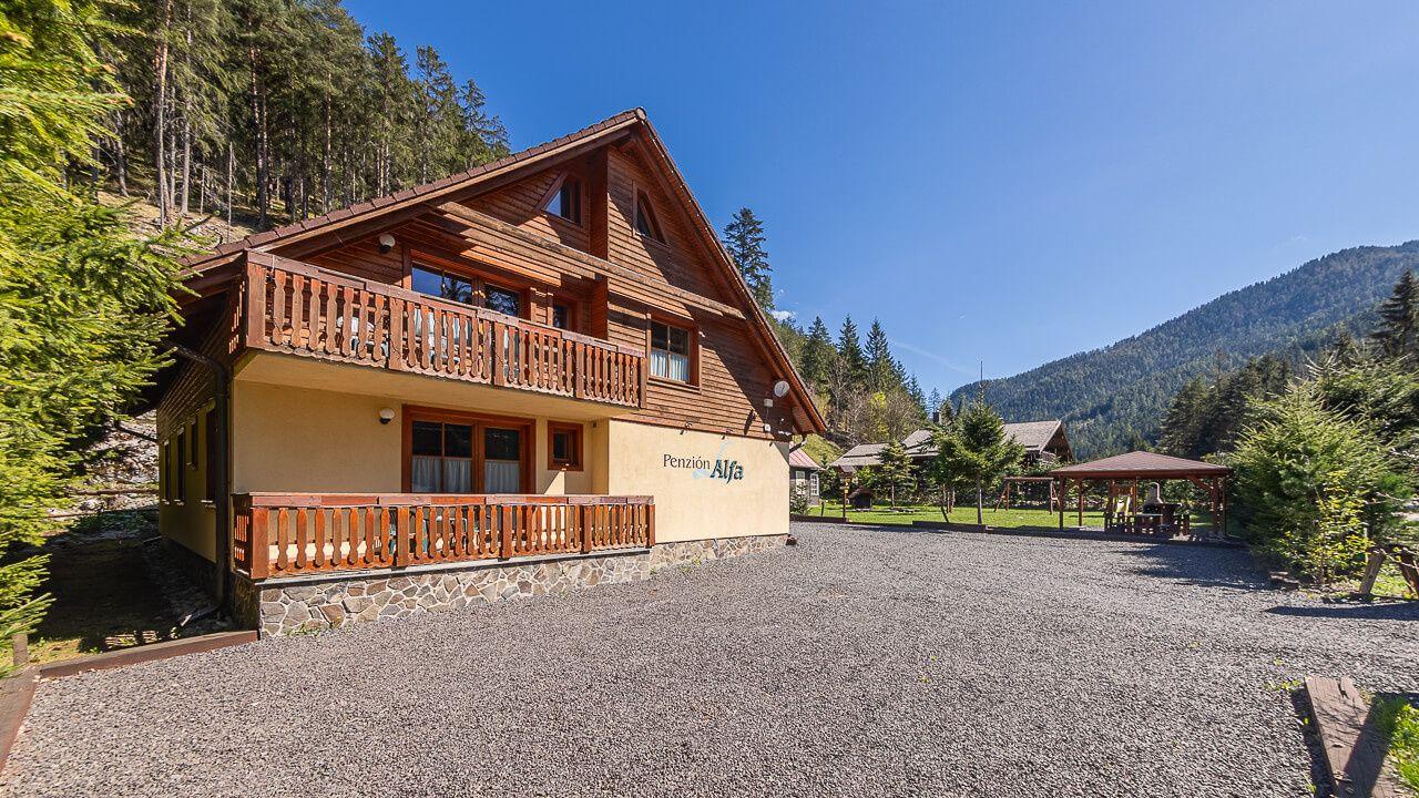 Zabehnutý penzión neďaleko Jasnej s veľkým pozemkom