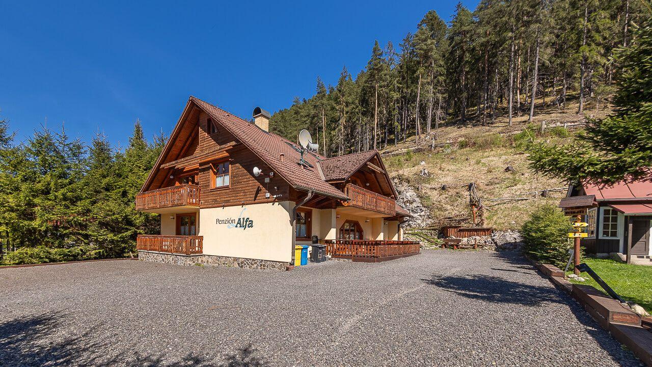 Zabehnutý penzión neďaleko Jasnej s veľkým pozemkom