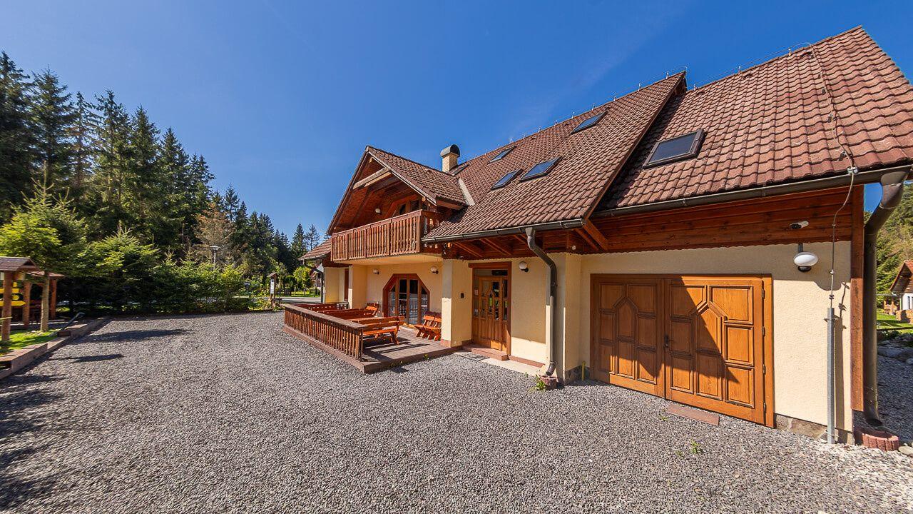 Zabehnutý penzión neďaleko Jasnej s veľkým pozemkom