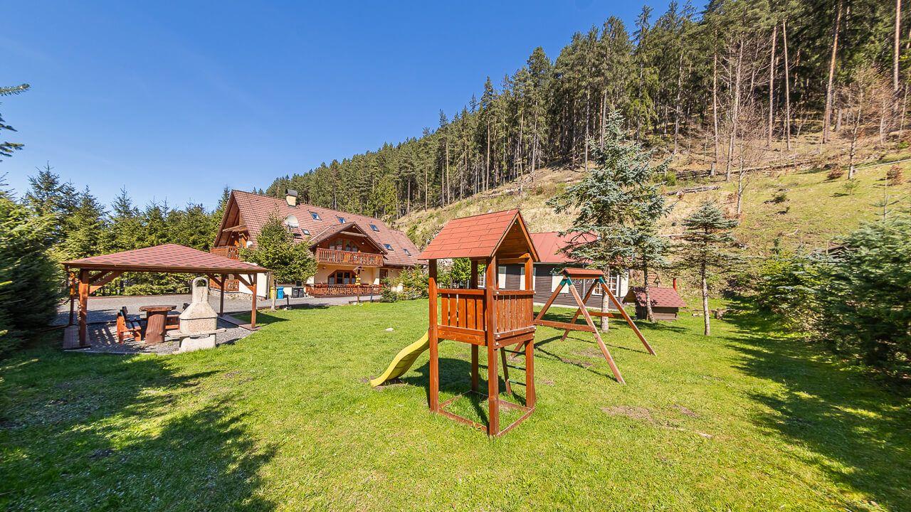 Zabehnutý penzión neďaleko Jasnej s veľkým pozemkom