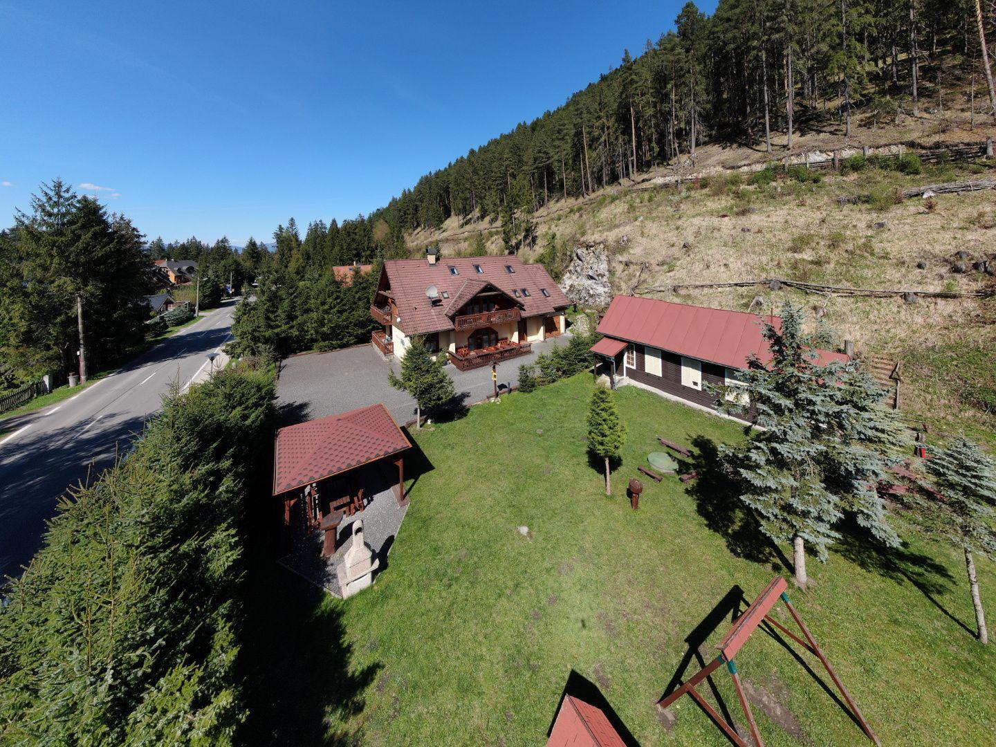 Zabehnutý penzión neďaleko Jasnej s veľkým pozemkom