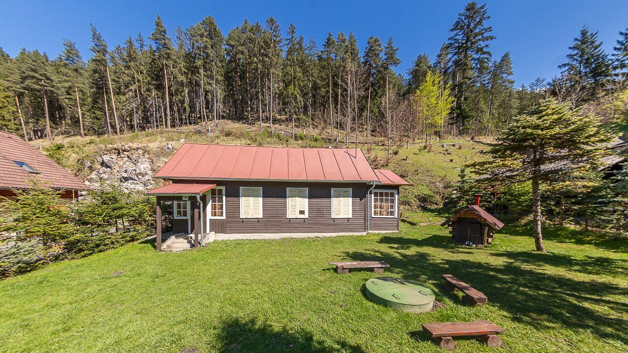 Zabehnutý penzión neďaleko Jasnej s veľkým pozemkom