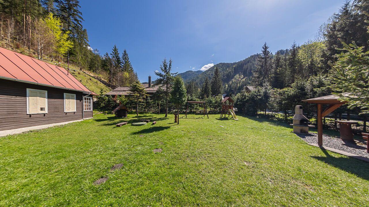 Zabehnutý penzión neďaleko Jasnej s veľkým pozemkom