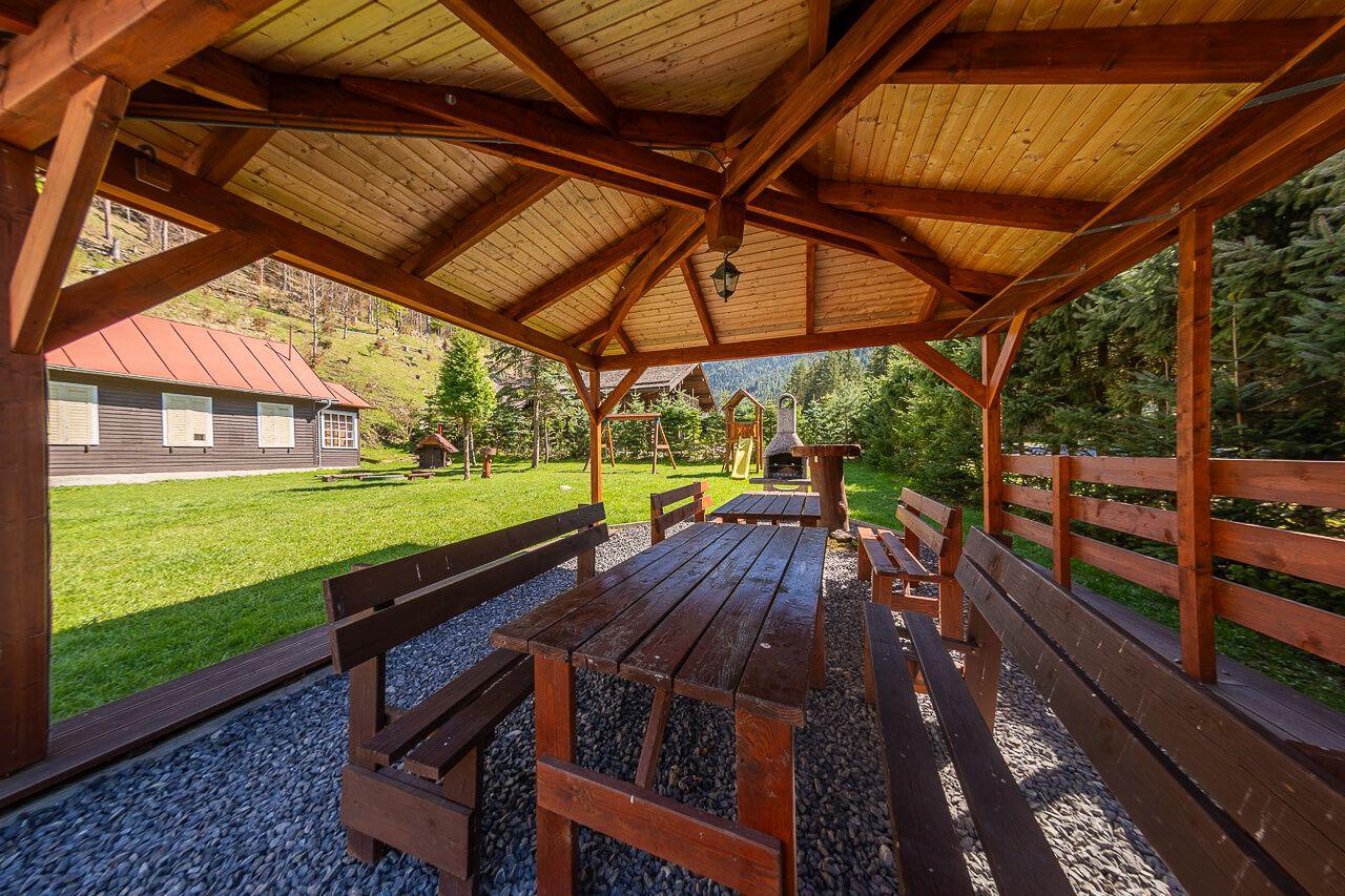 Zabehnutý penzión neďaleko Jasnej s veľkým pozemkom