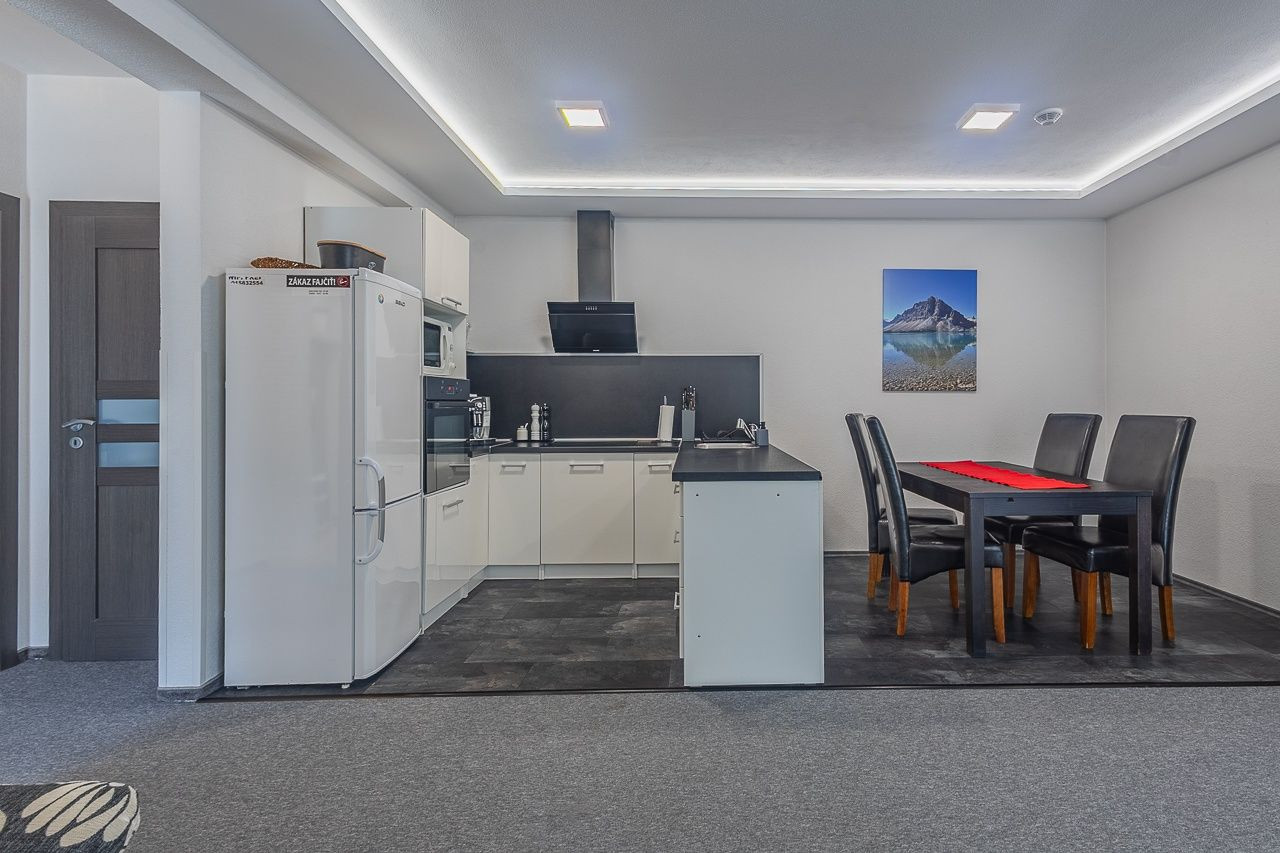 Priestranný apartmán s terasou na predaj – len 100 m od aquaparku Bešeňová!