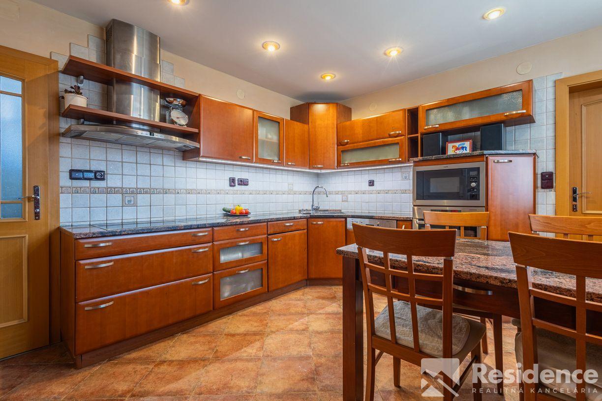 Rodinná usadlosť pri Váhu – domov, ktorý má dušu… aj potenciál!