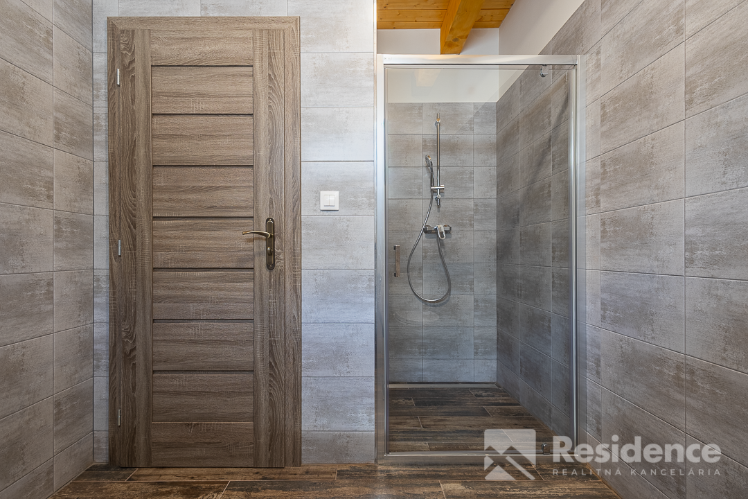 Na predaj – 5-izbový rodinný dom v obci Svätý Kríž