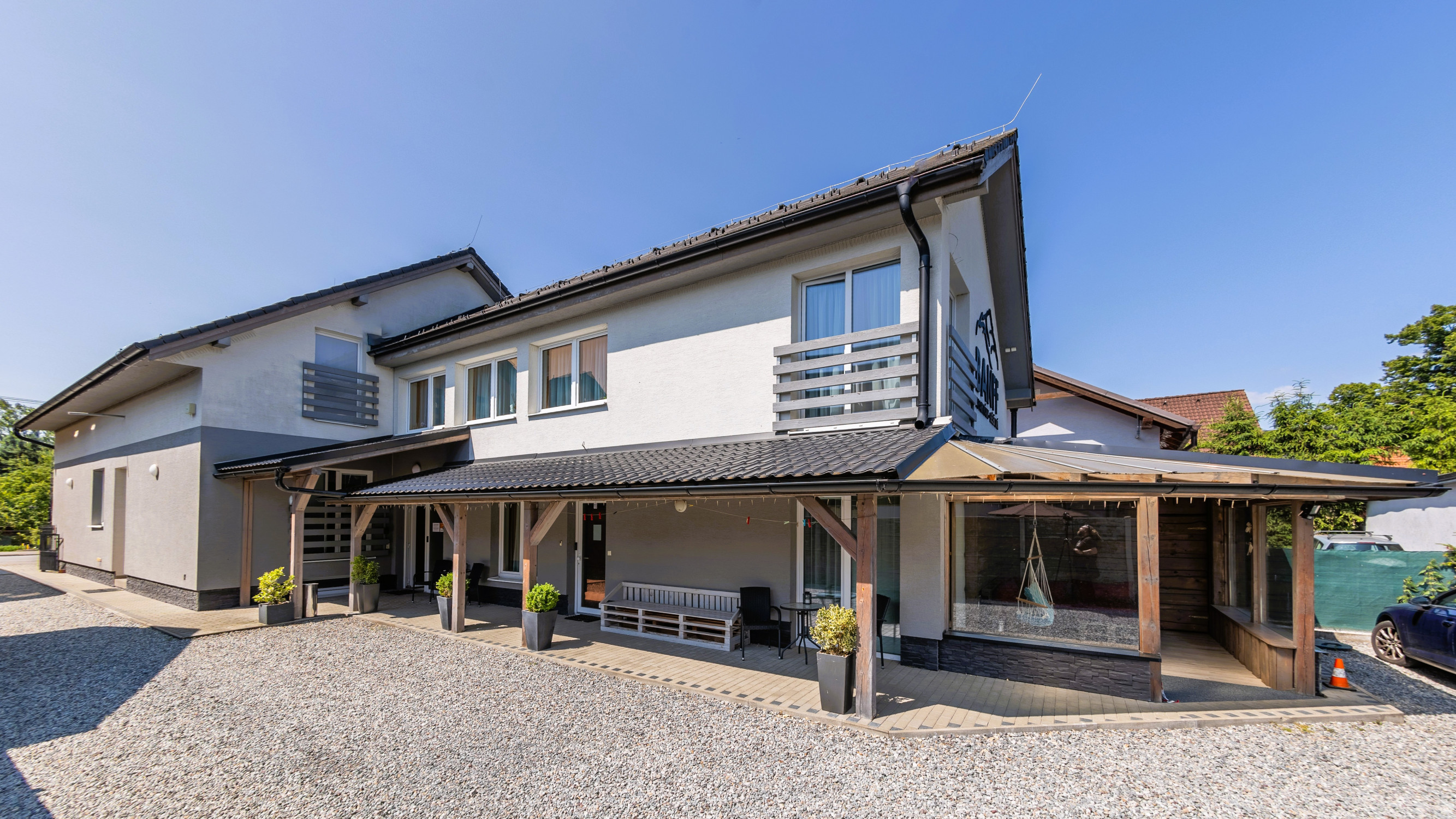 Priestranný apartmán s terasou na predaj – len 100 m od aquaparku Bešeňová!