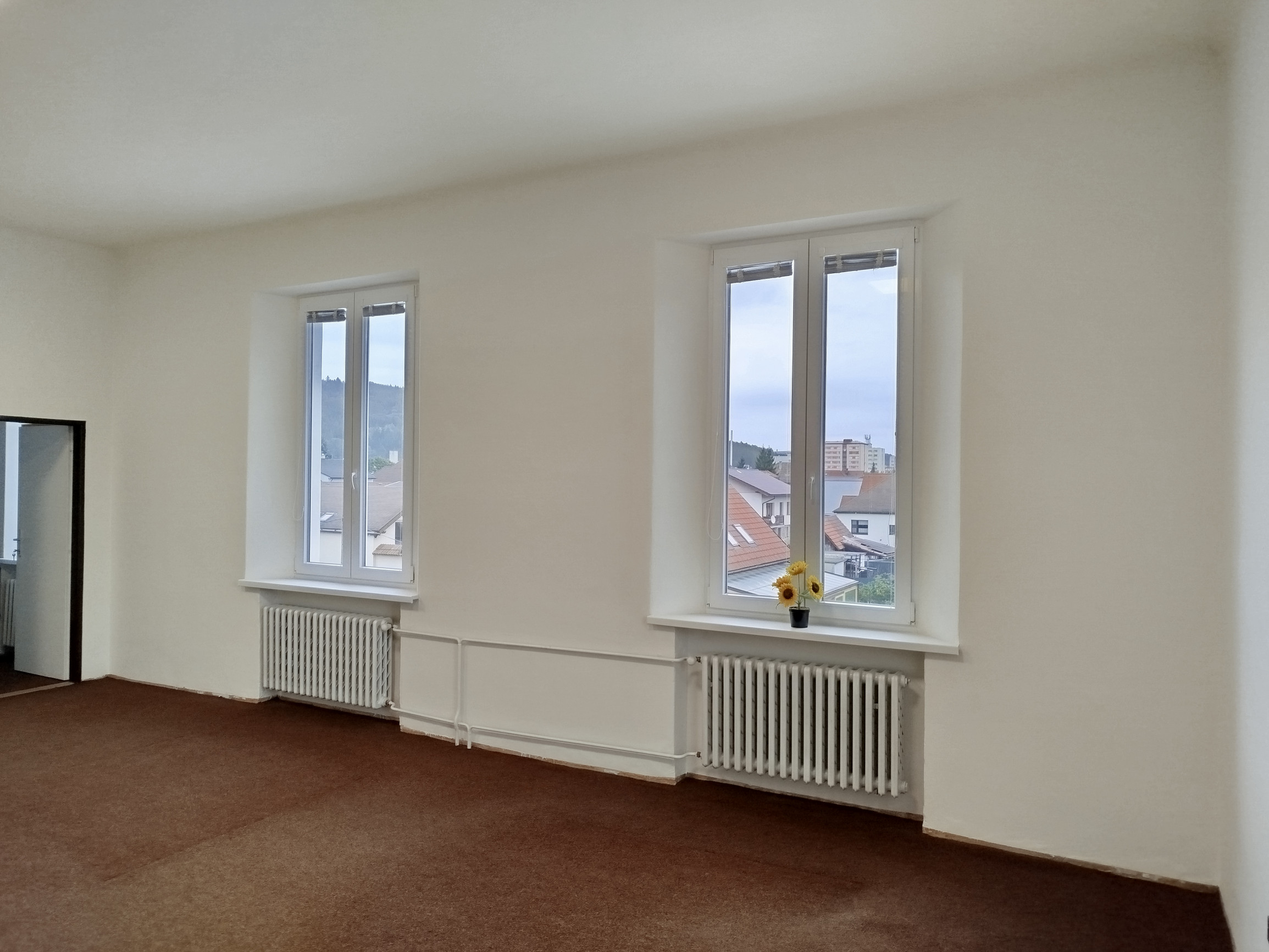 Veľká kancelária so zázemím v historickej budove na prenájom