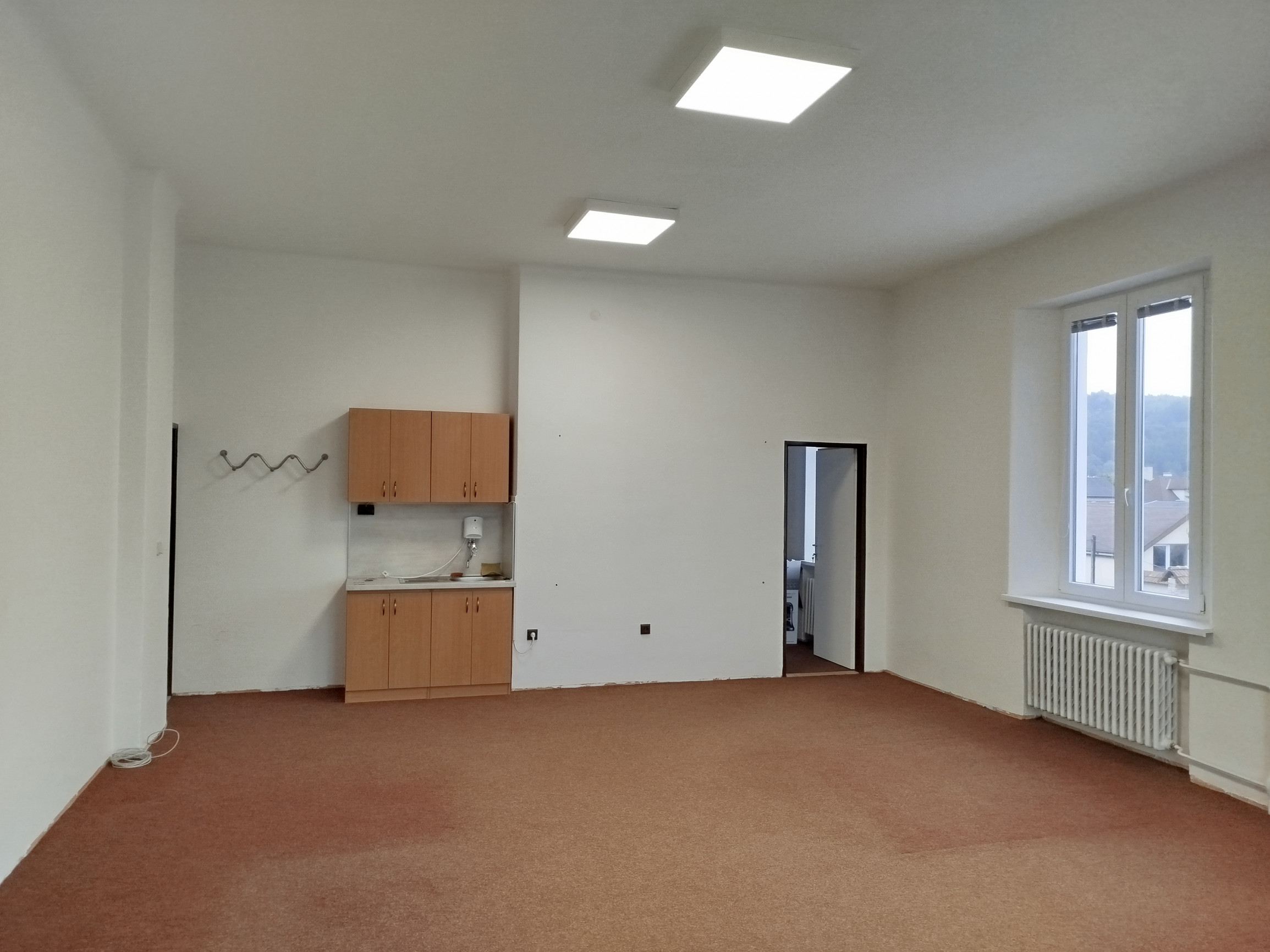 Veľká kancelária so zázemím v historickej budove na prenájom