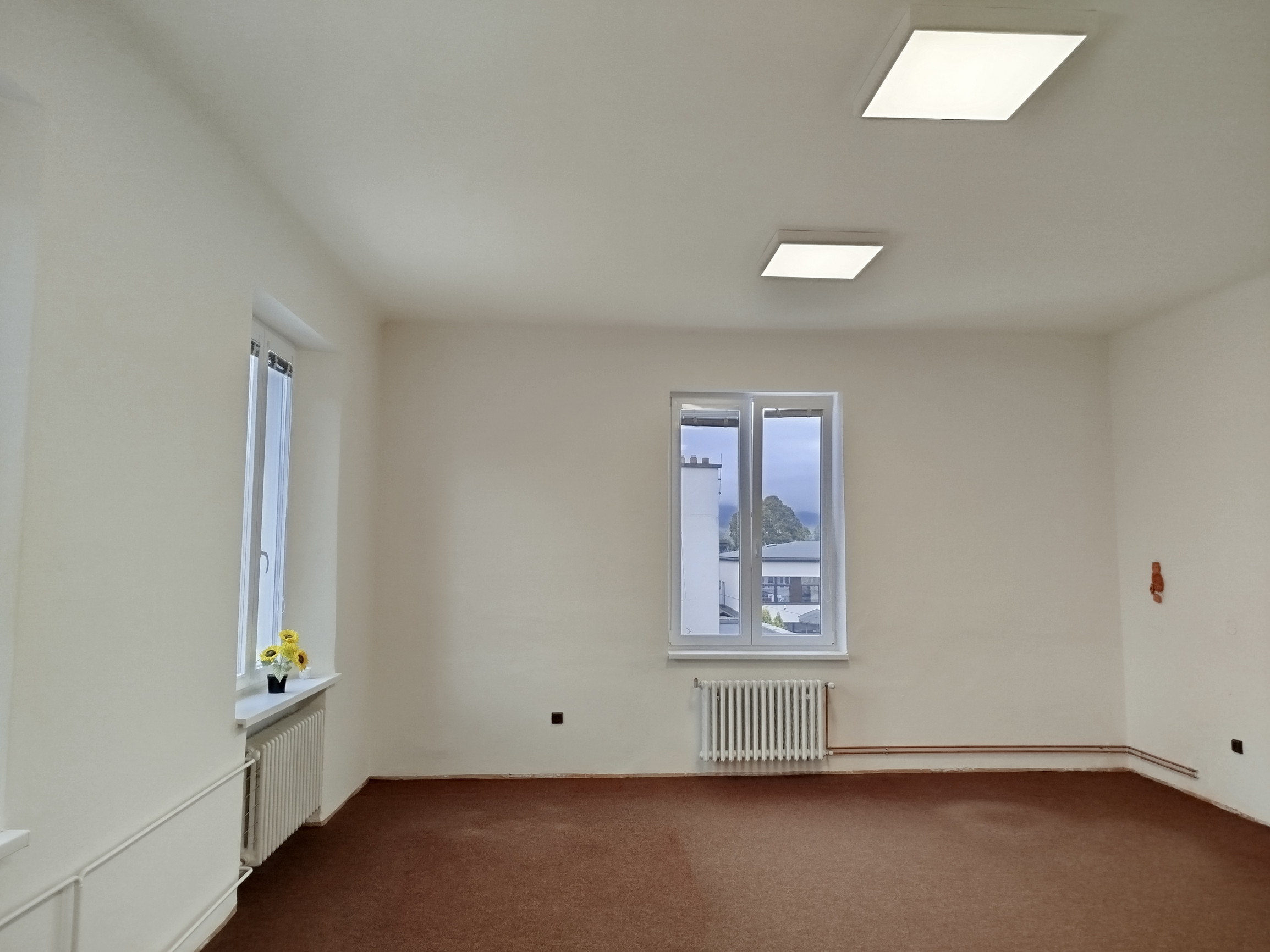 Veľká kancelária so zázemím v historickej budove na prenájom