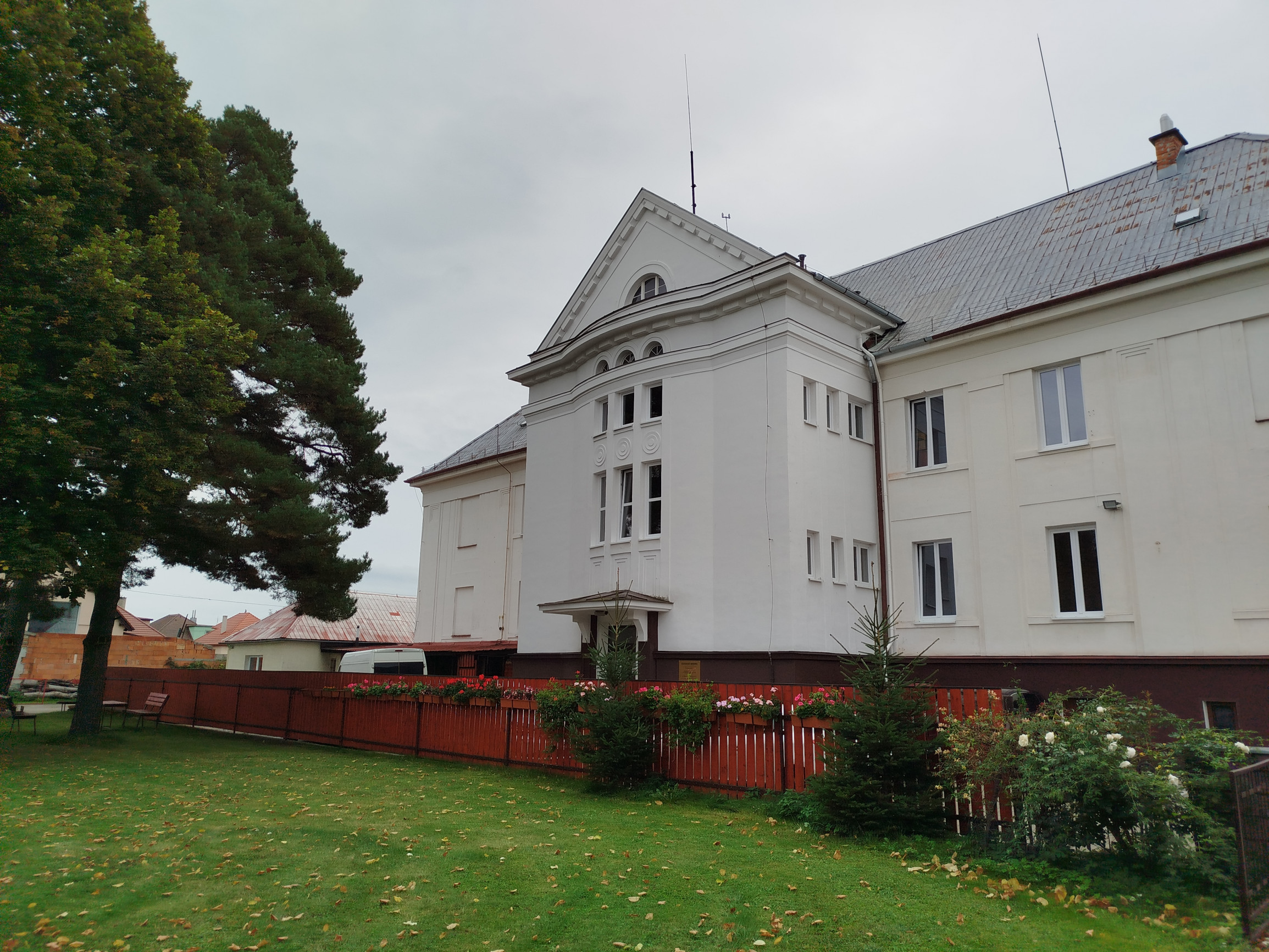 Veľká kancelária so zázemím v historickej budove na prenájom