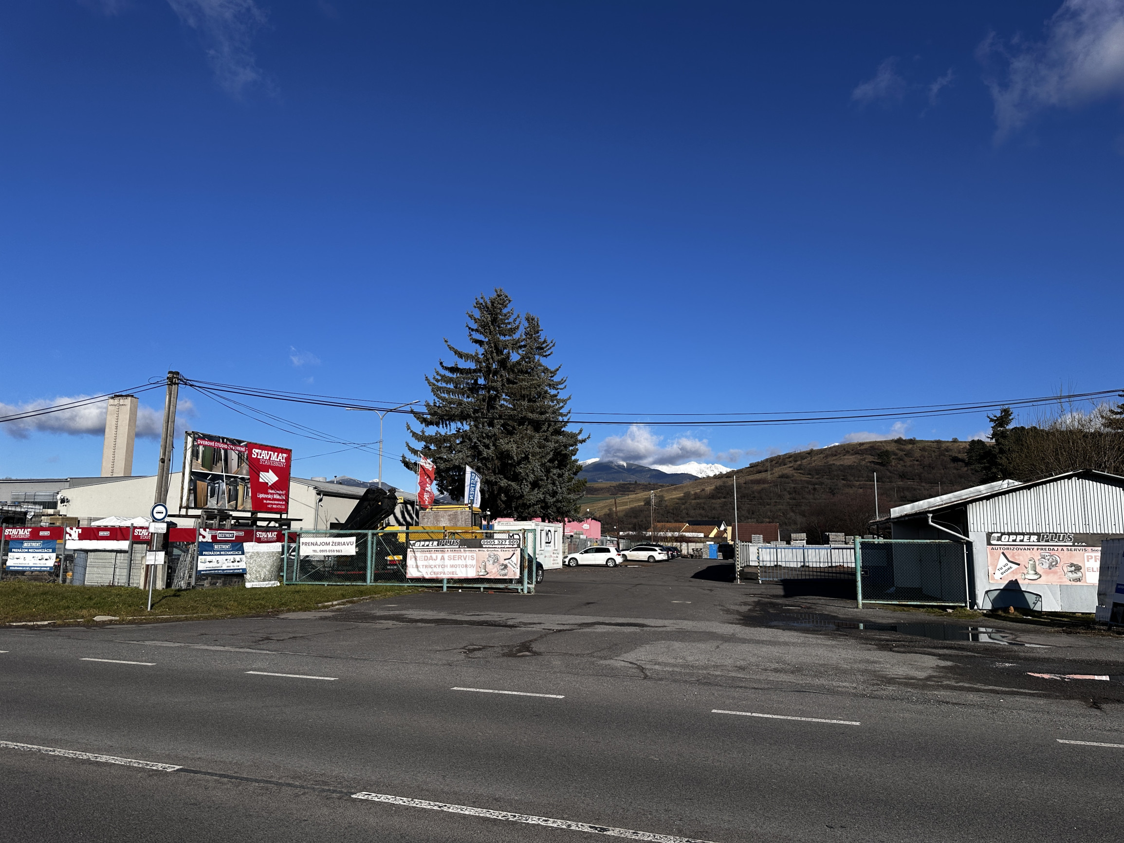 Oplotený areál na prenájom – skvelá poloha pri hlavnej ceste