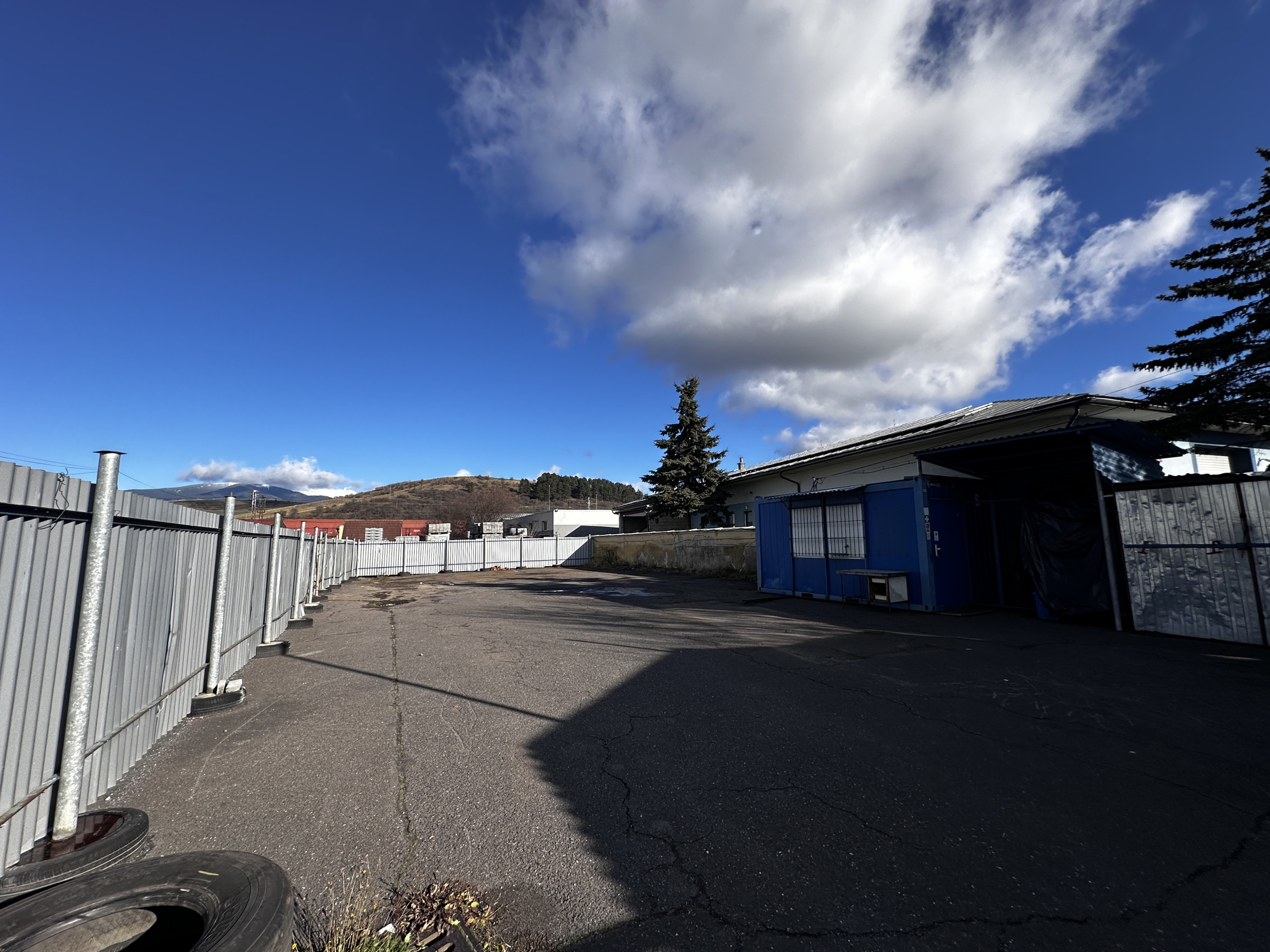 Oplotený areál na prenájom – skvelá poloha pri hlavnej ceste