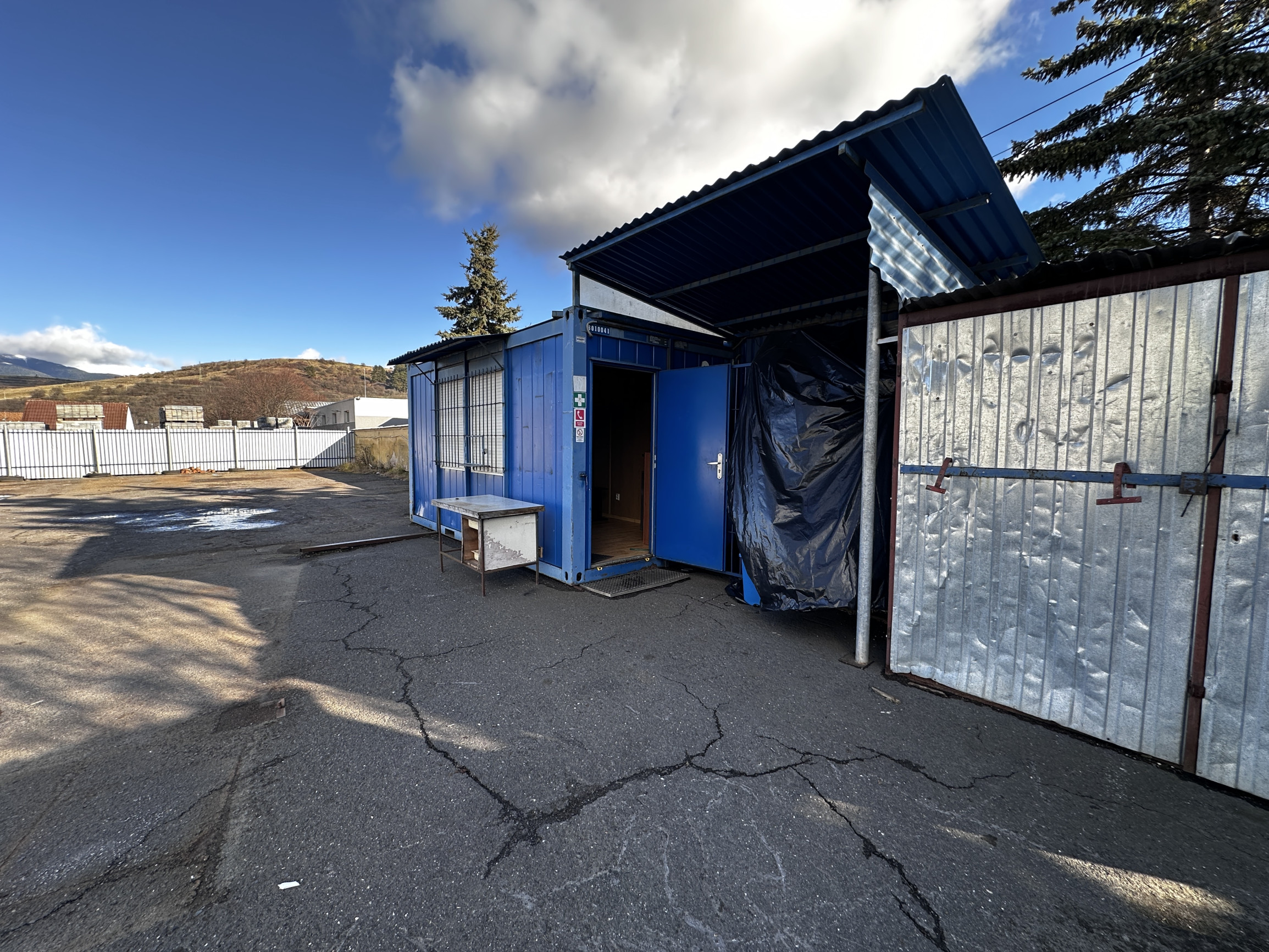 Oplotený areál na prenájom – skvelá poloha pri hlavnej ceste