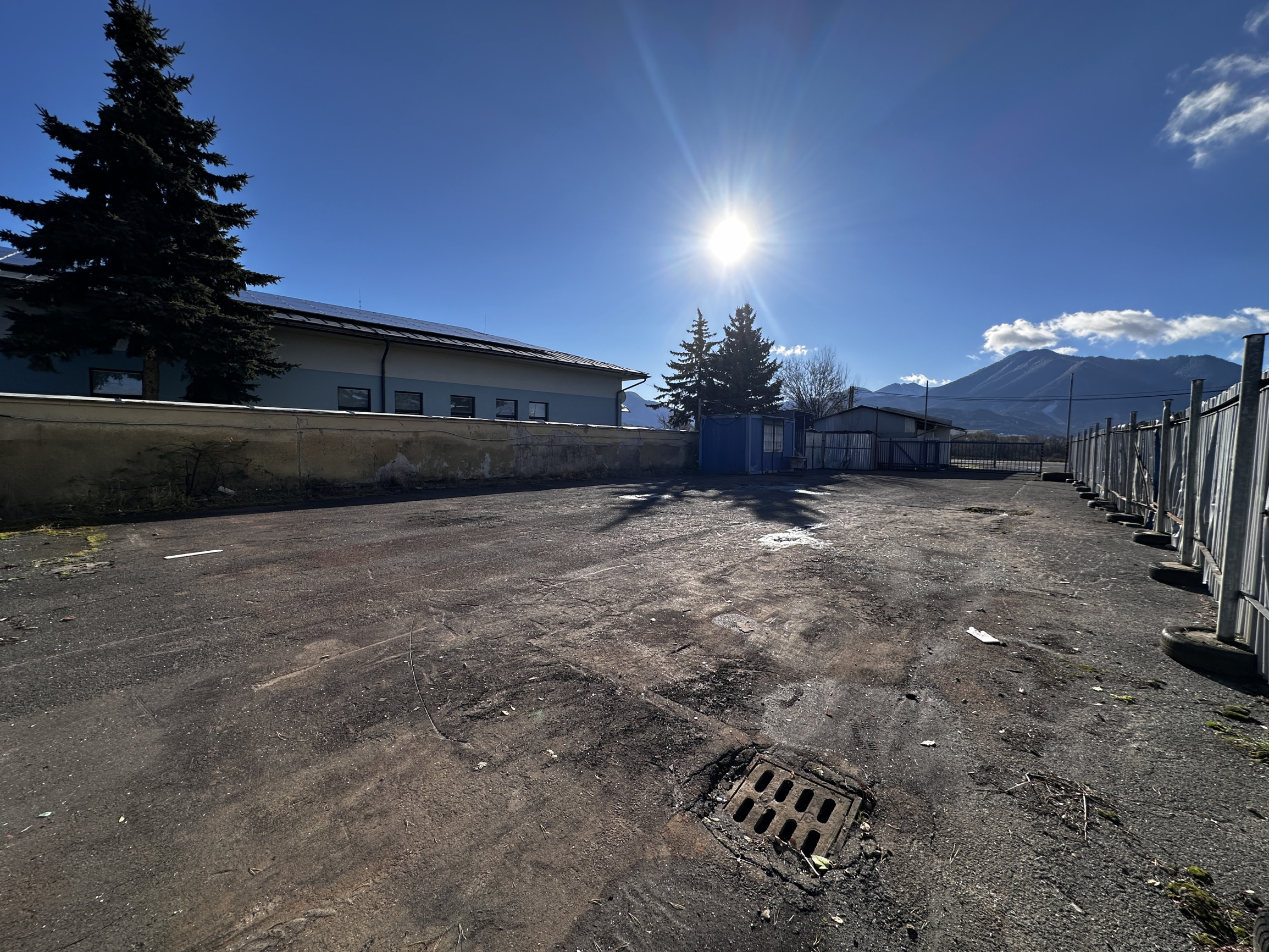 Oplotený areál na prenájom – skvelá poloha pri hlavnej ceste