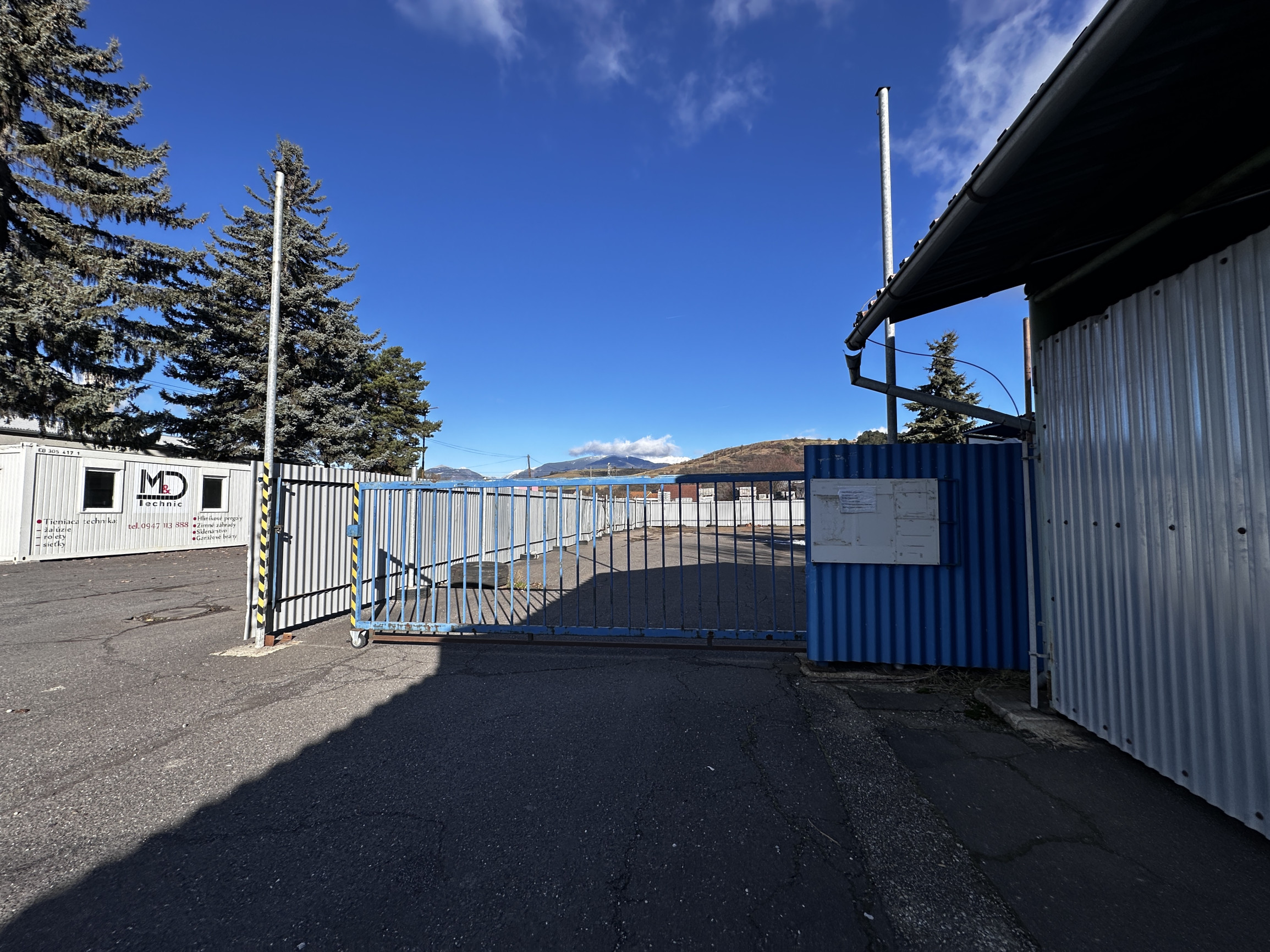 Oplotený areál na prenájom – skvelá poloha pri hlavnej ceste