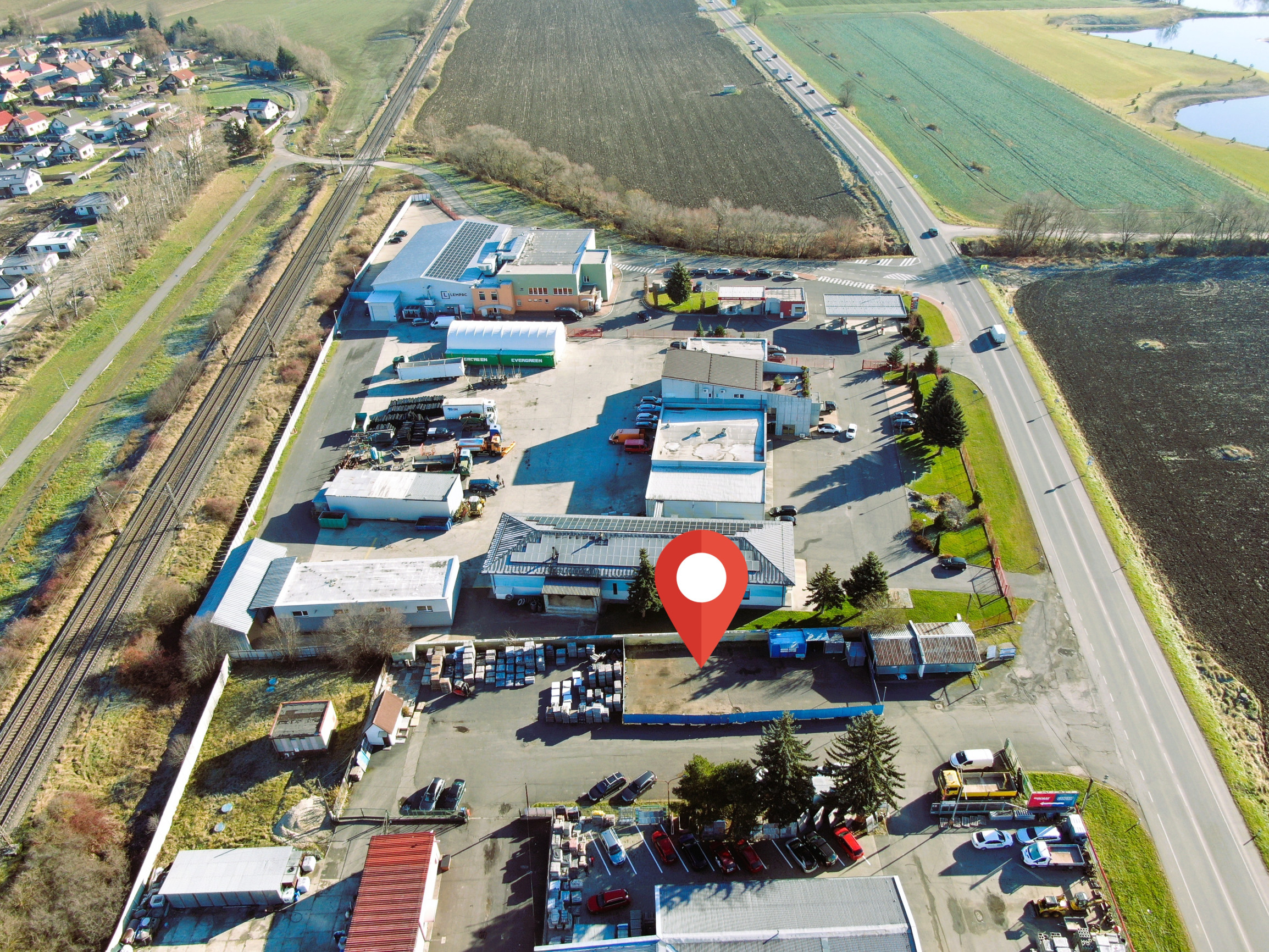 Oplotený areál na prenájom – skvelá poloha pri hlavnej ceste