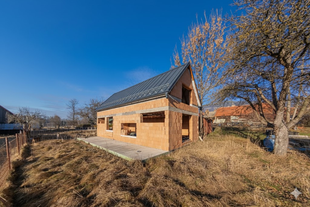 Rodinný dom v hrubej stavbe s pozemkom 2 152 m² Žiar/Liptov