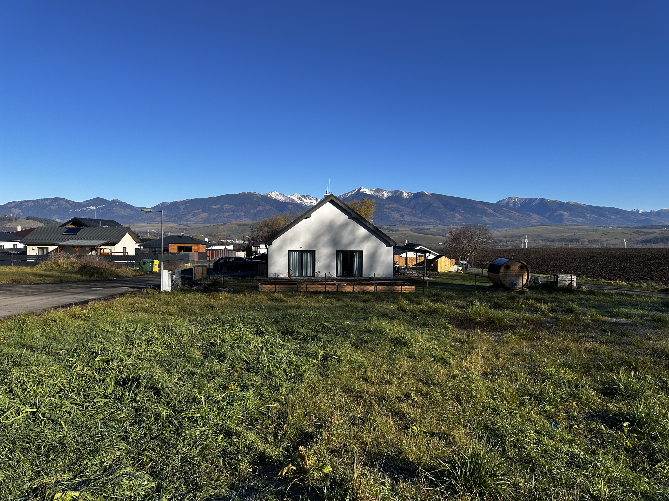 Slnečný stavebný pozemok s panoramatickým výhľadom – Závažná Poruba, Pod Poludnicou