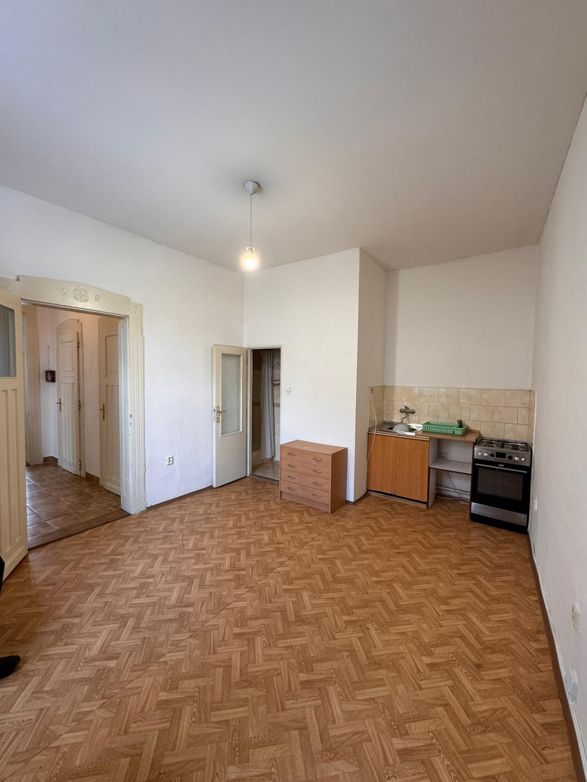 Prenájom: Veľký trojizbový byt v centre s parkovaním a pavlačou