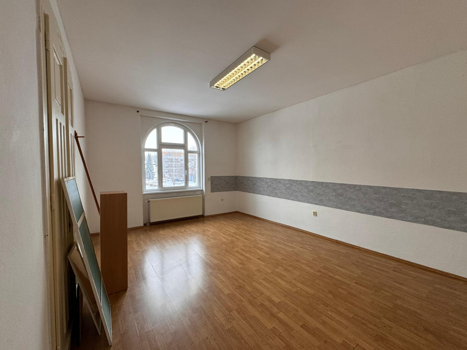 Prenájom: Veľký trojizbový byt v centre s parkovaním a pavlačou