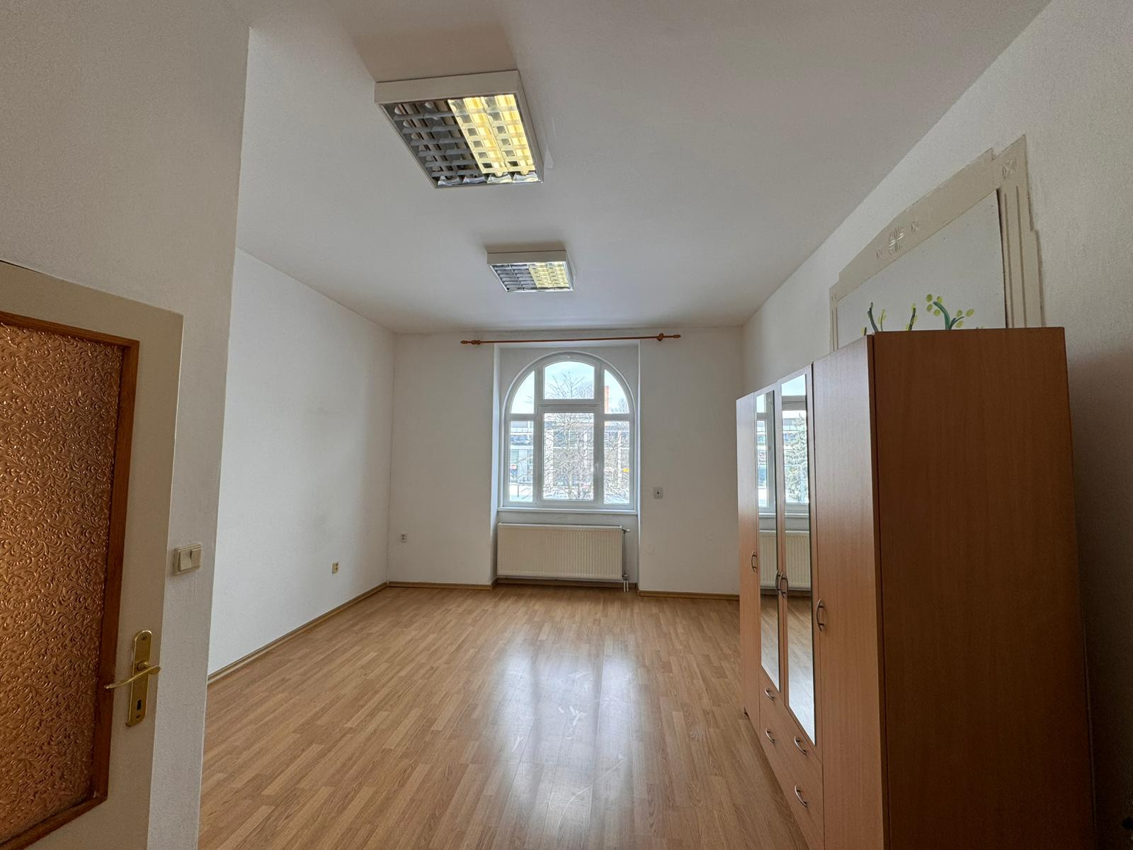 Prenájom: Veľký trojizbový byt v centre s parkovaním a pavlačou