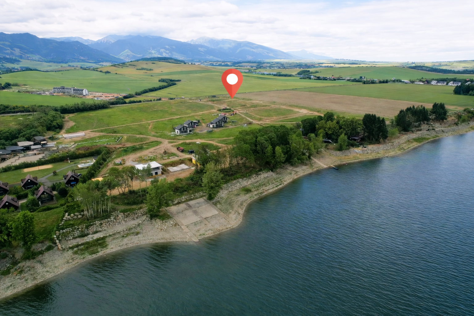 Slnečný stavebný pozemok s výhľadom na Tatry – Liptov