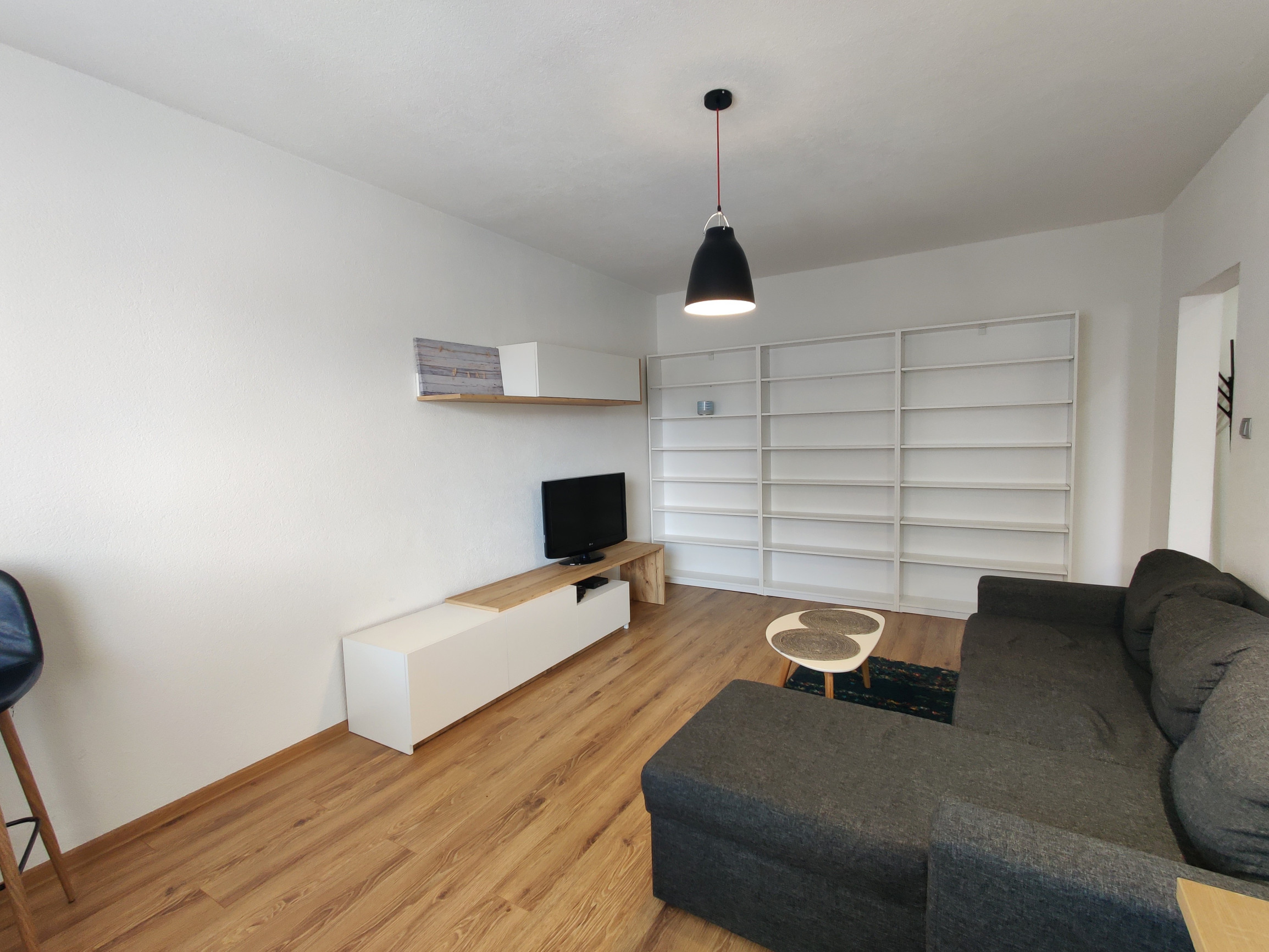 MODERNÝ A KOMPLETNE ZREKONŠTRUOVANÝ 2-IZBOVÝ BYT NA PRENÁJOM