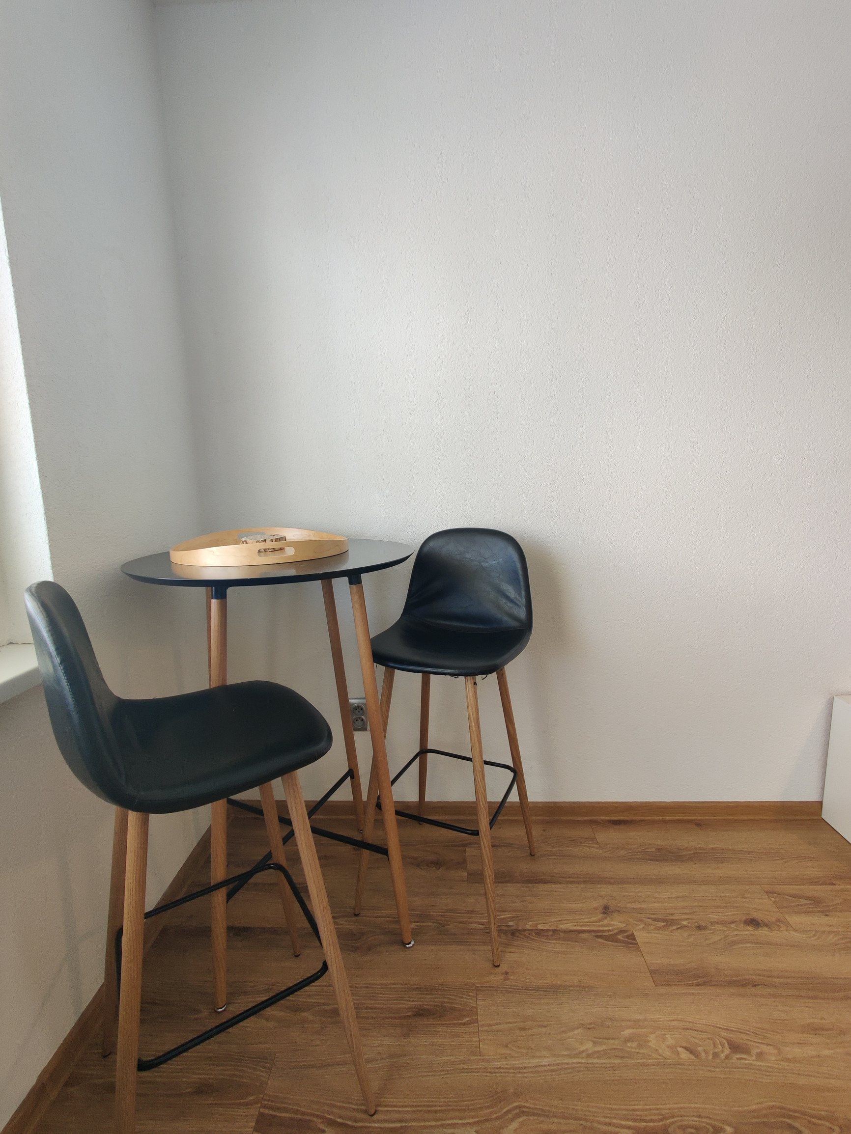 MODERNÝ A KOMPLETNE ZREKONŠTRUOVANÝ 2-IZBOVÝ BYT NA PRENÁJOM