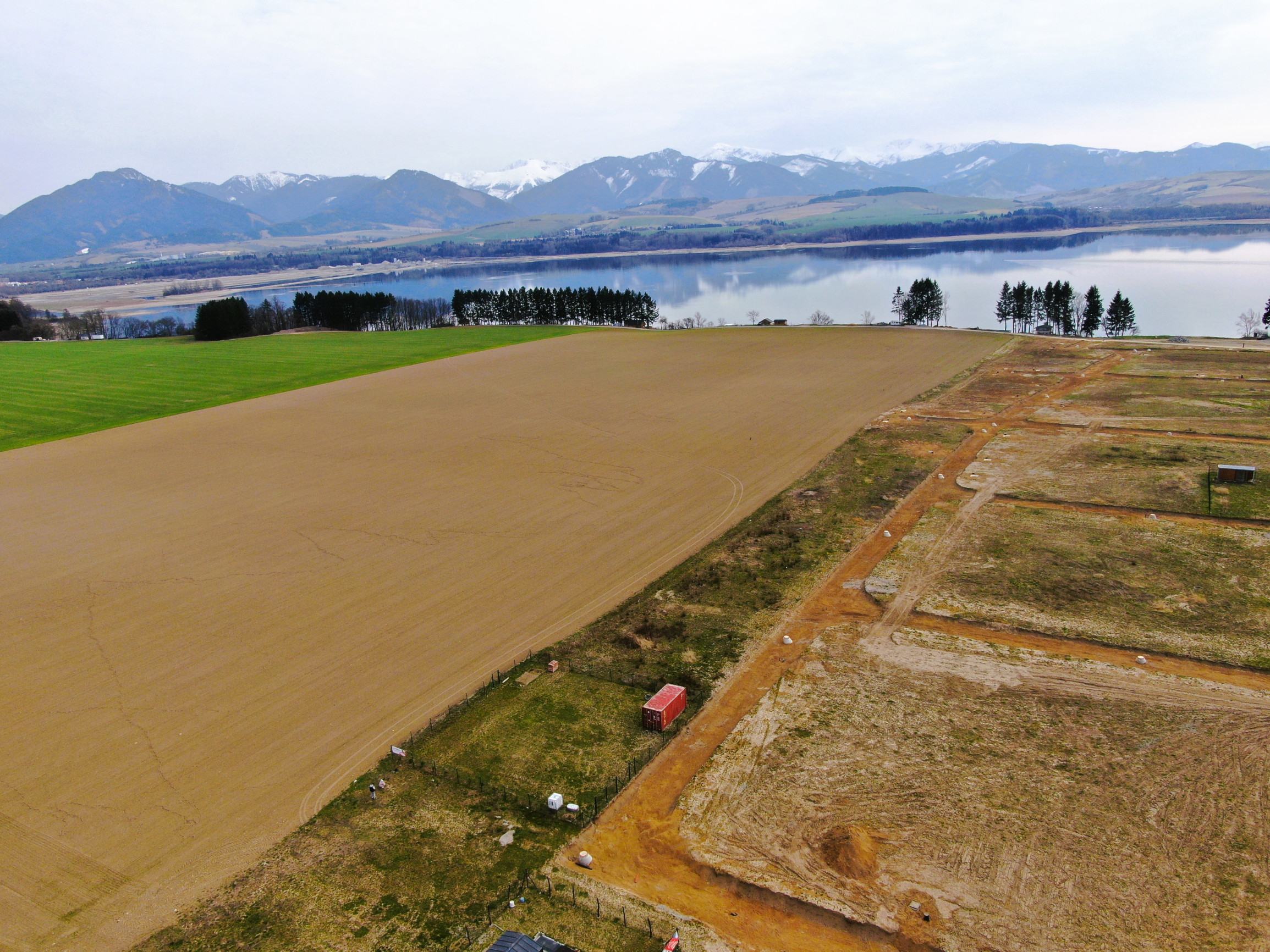 Slnečný stavebný pozemok s výhľadom na Tatry – Liptov