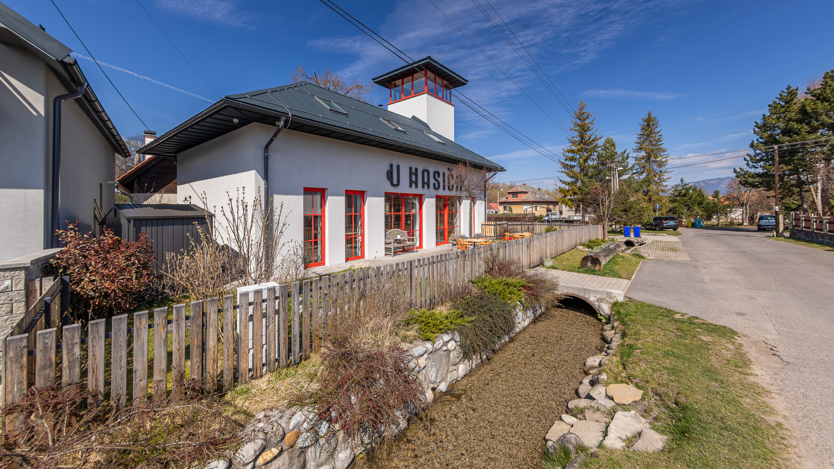 Zabehnutý bar s apartmánom a vlastnou vyhliadkovou vežou
