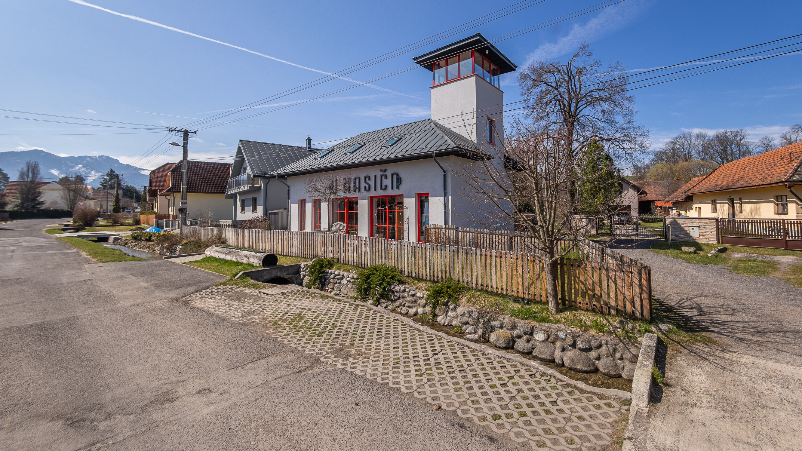 Zabehnutý bar s apartmánom a vlastnou vyhliadkovou vežou