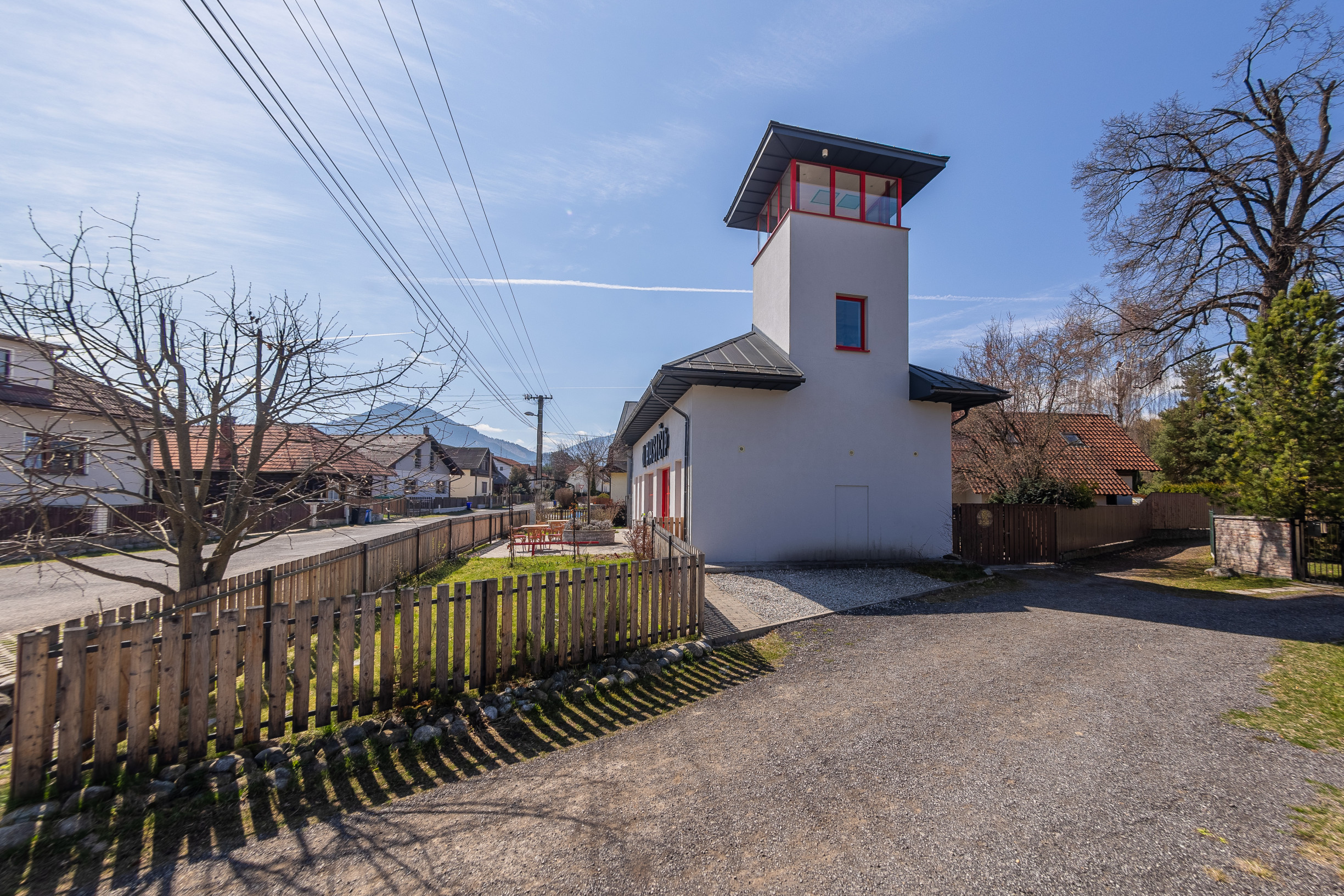 Zabehnutý bar s apartmánom a vlastnou vyhliadkovou vežou