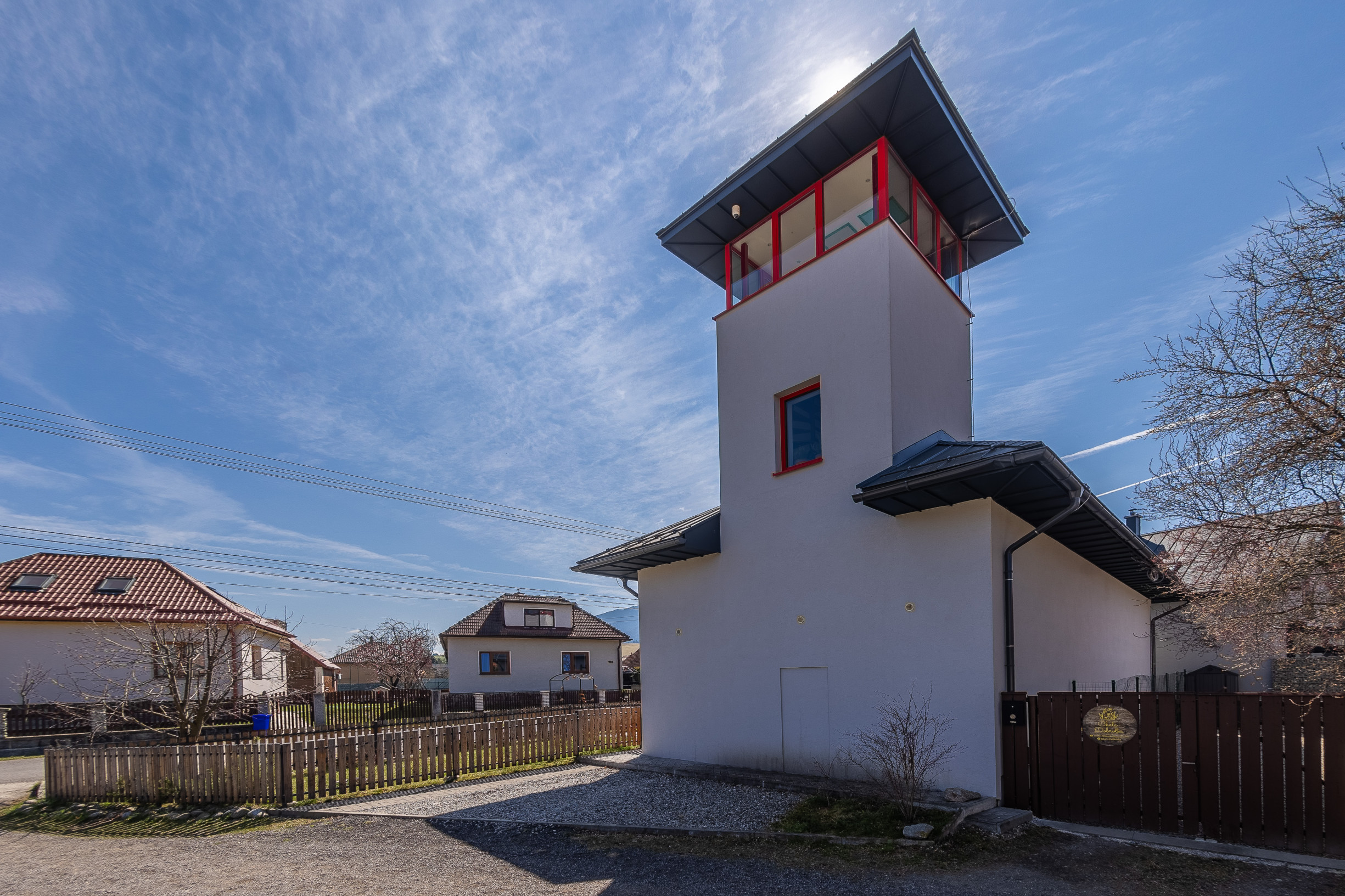 Zabehnutý bar s apartmánom a vlastnou vyhliadkovou vežou