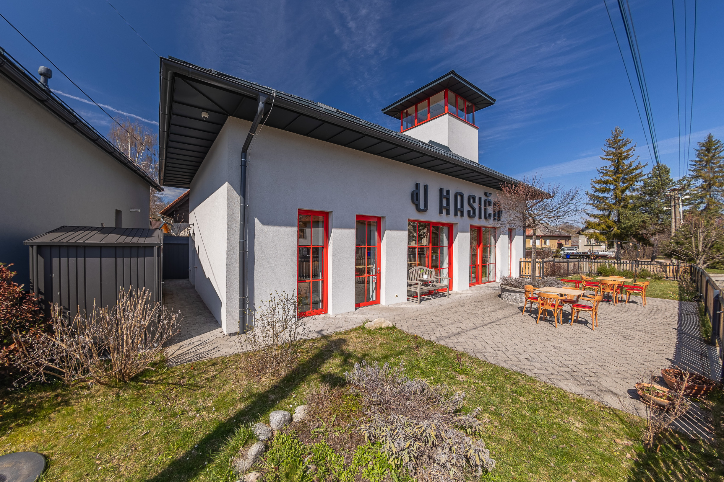 Zabehnutý bar s apartmánom a vlastnou vyhliadkovou vežou