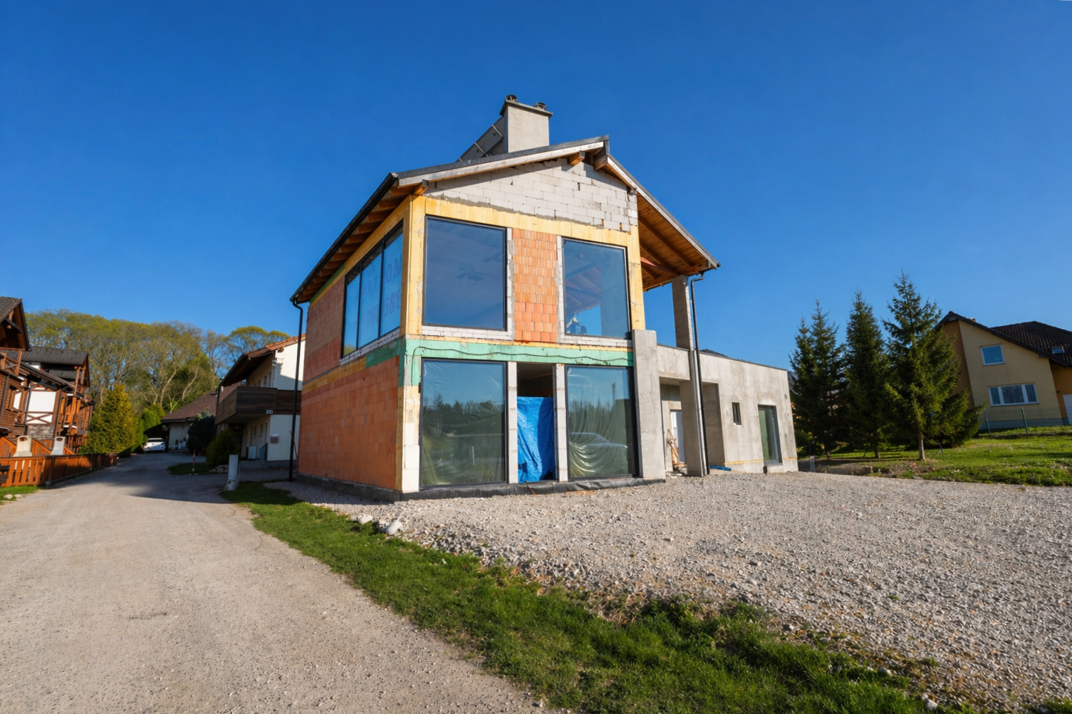 EXKLUZÍVNY DOM S TERASOU 120 m² NA HLAVNEJ CESTE DO JASNEJ