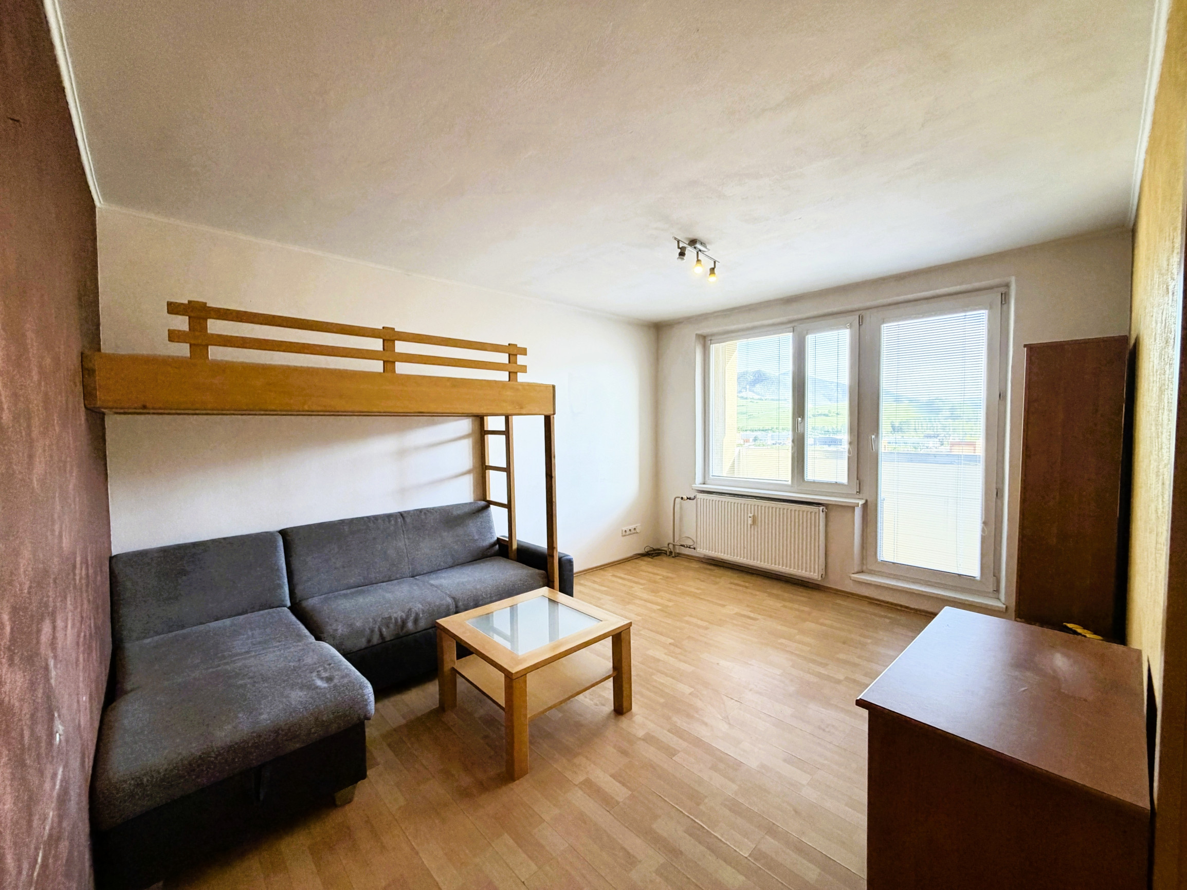 REZERVOVANÉ - Na predaj 1-izbový byt s dvoma loggiami – Roveň, Ružomberok