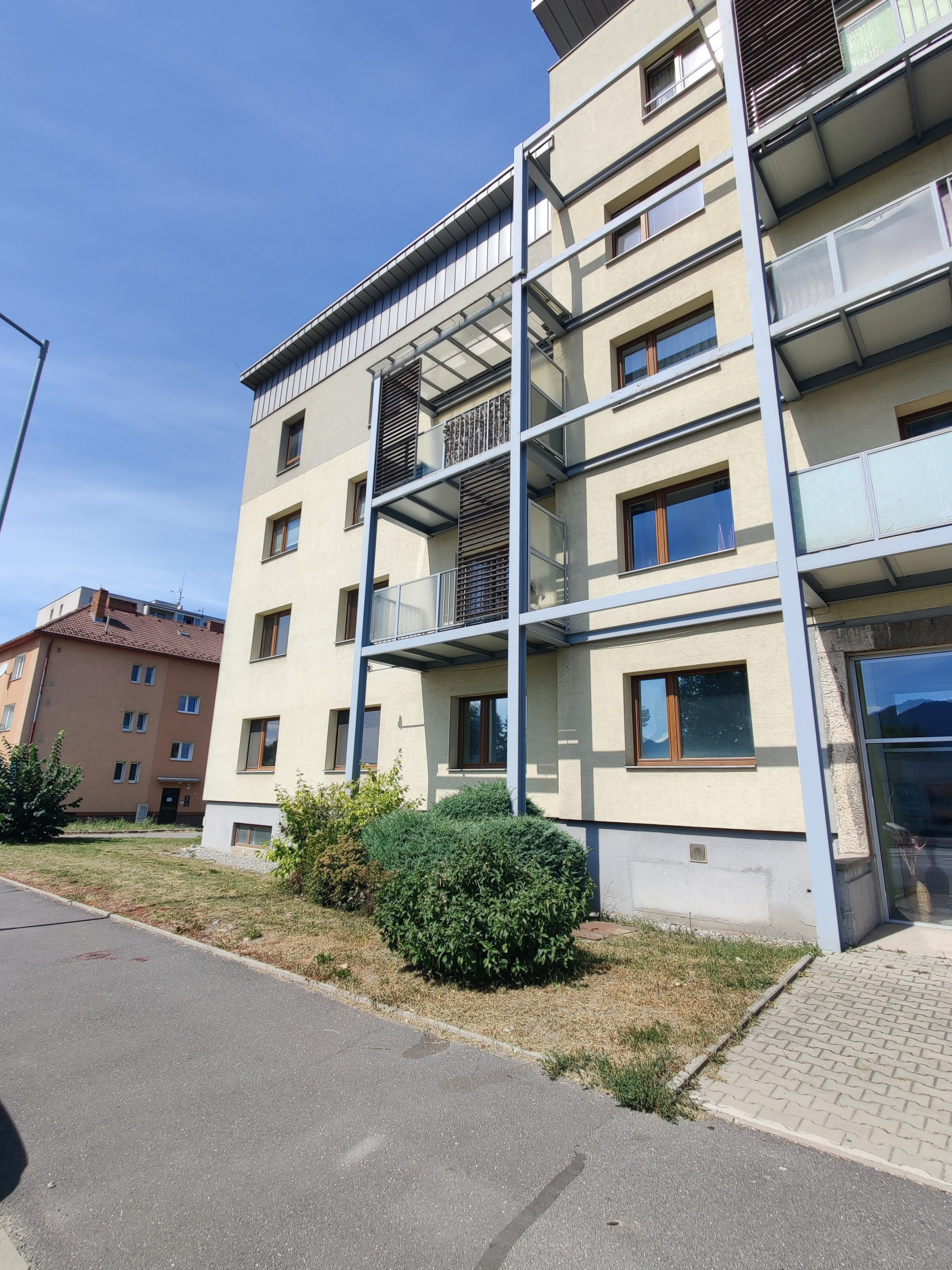 Na prenájom – priestranný 4-izbový byt s veľkou kanceláriou v Liptovskom Mikuláši