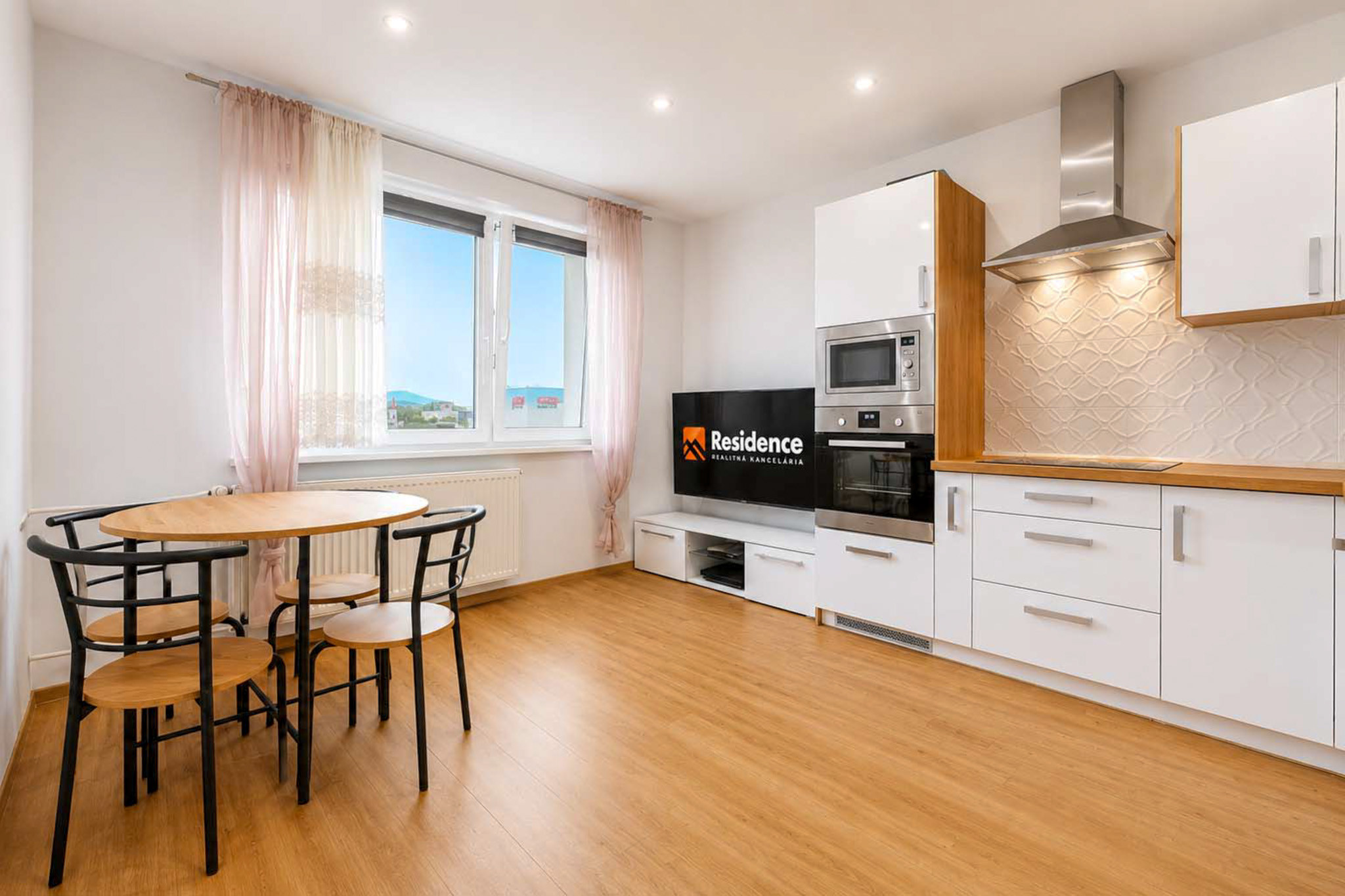 NA PREDAJ Moderný 1-izbový byt v centre Liptovského Mikuláša