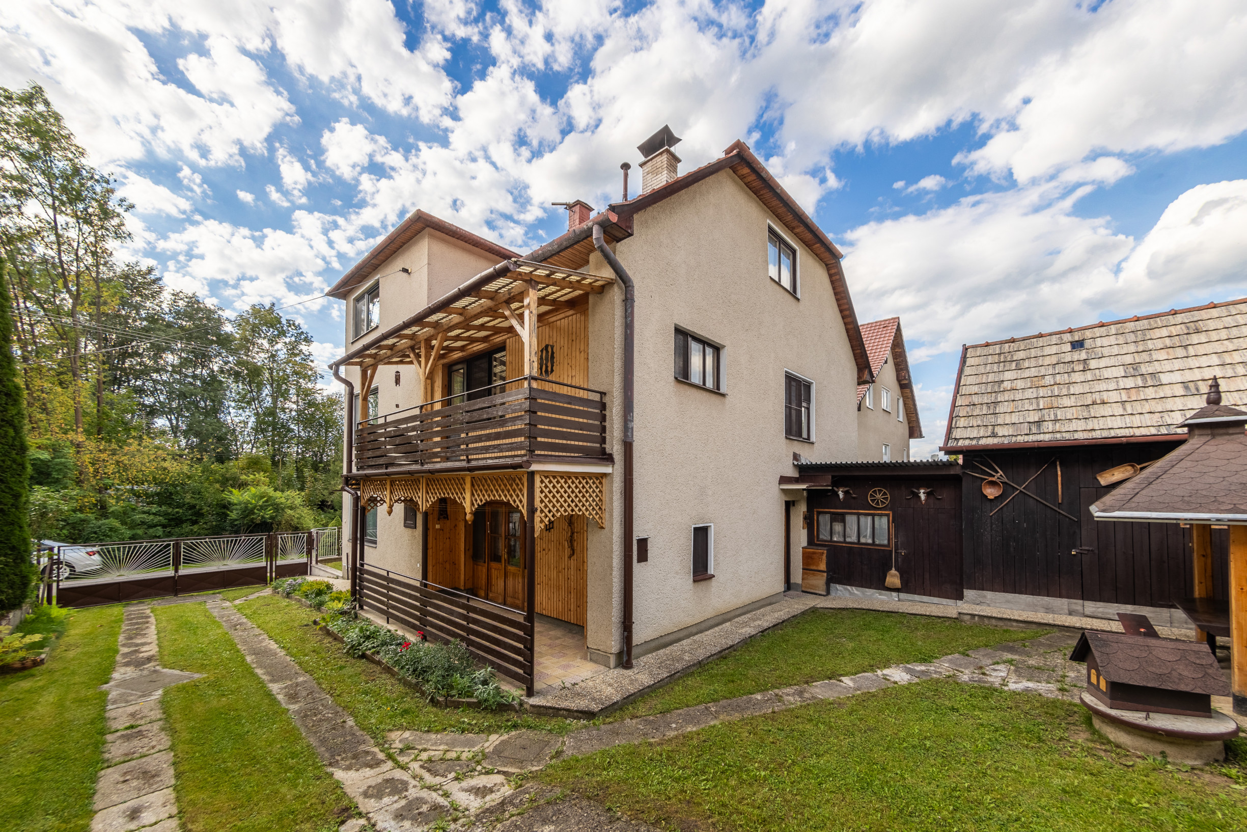 NOVÁ CENA: Priestranný rodinný dom v tichej časti obce Svätý Kríž