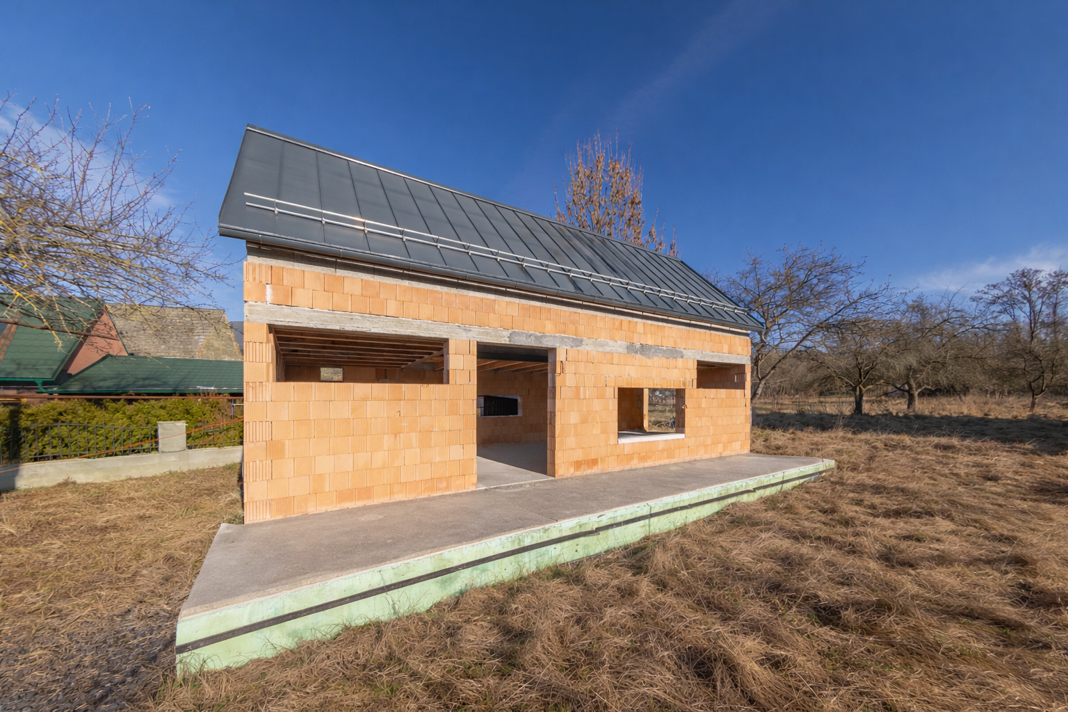 ZNÍŽENÁ CENA | 2 152 m² pozemok + hrubá stavba v obci Žiar